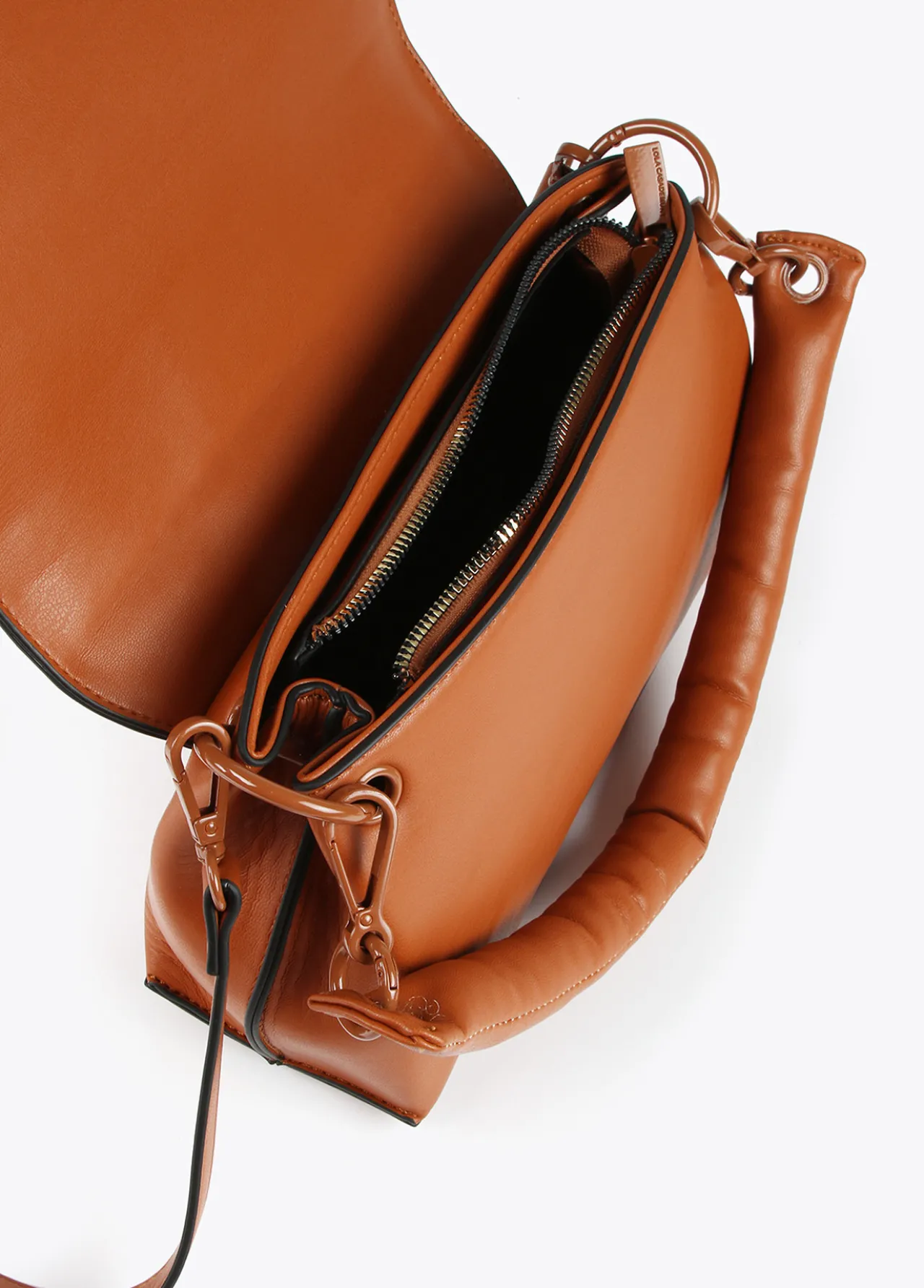 bolso_bandolera_acolchada_2.webp Lola Casademunt Bolsos<Bolso bandolera acolchada CAMEL