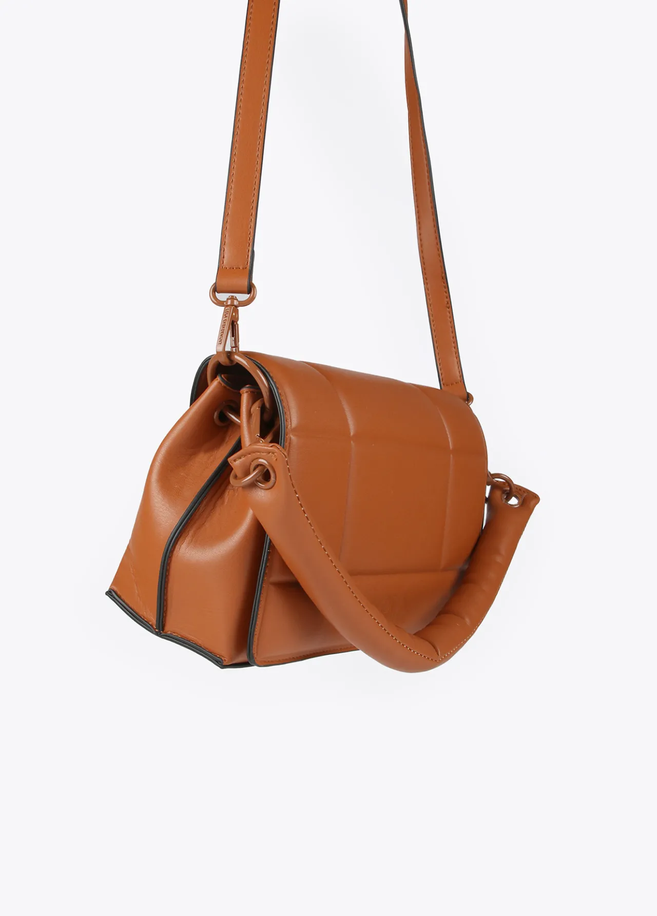 bolso_bandolera_acolchada_3.webp Lola Casademunt Bolsos<Bolso bandolera acolchada CAMEL