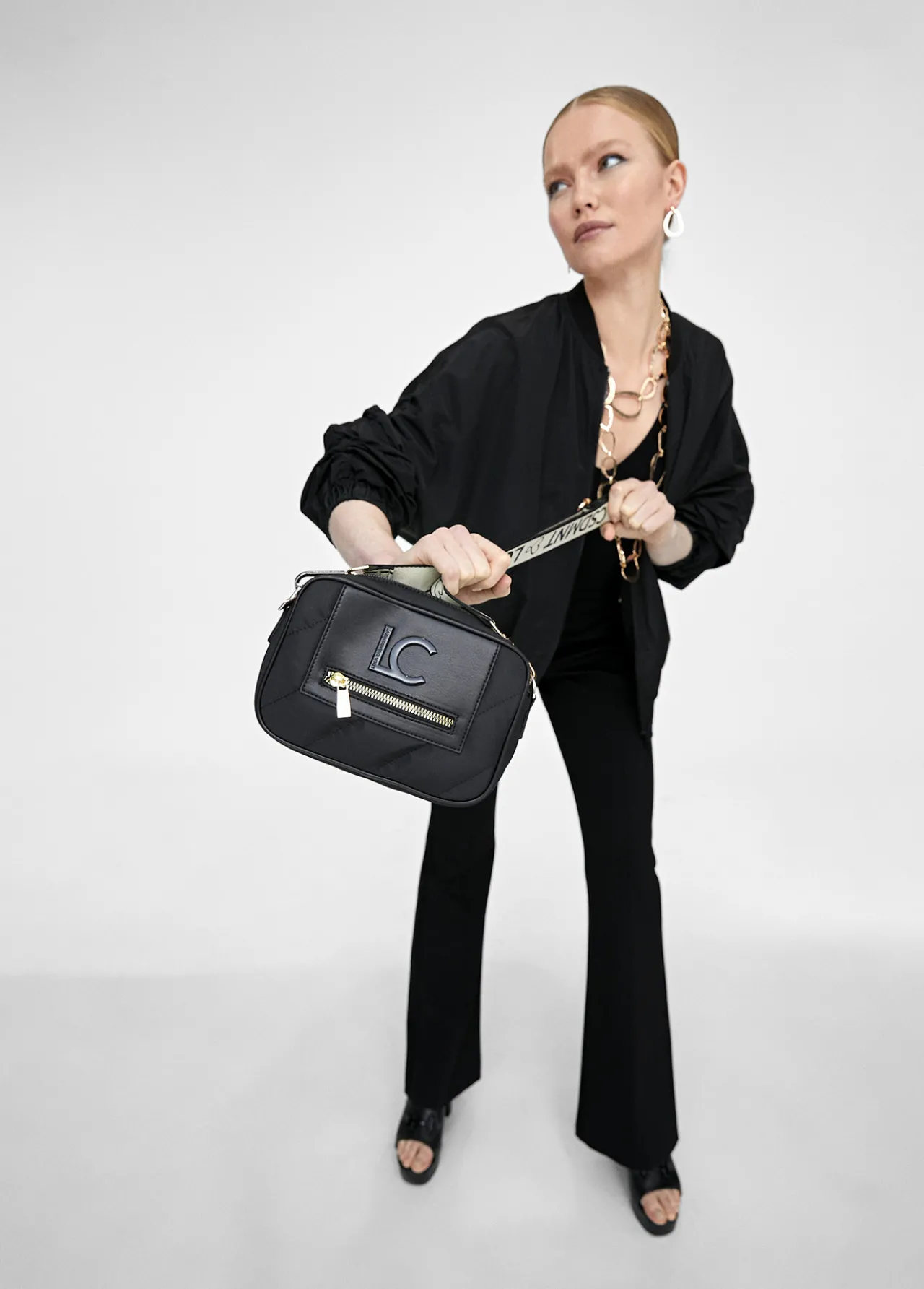 bolso_bandolera_acolchado_1.webp Lola Casademunt Bolsos<Bolso bandolera acolchado NEGRO