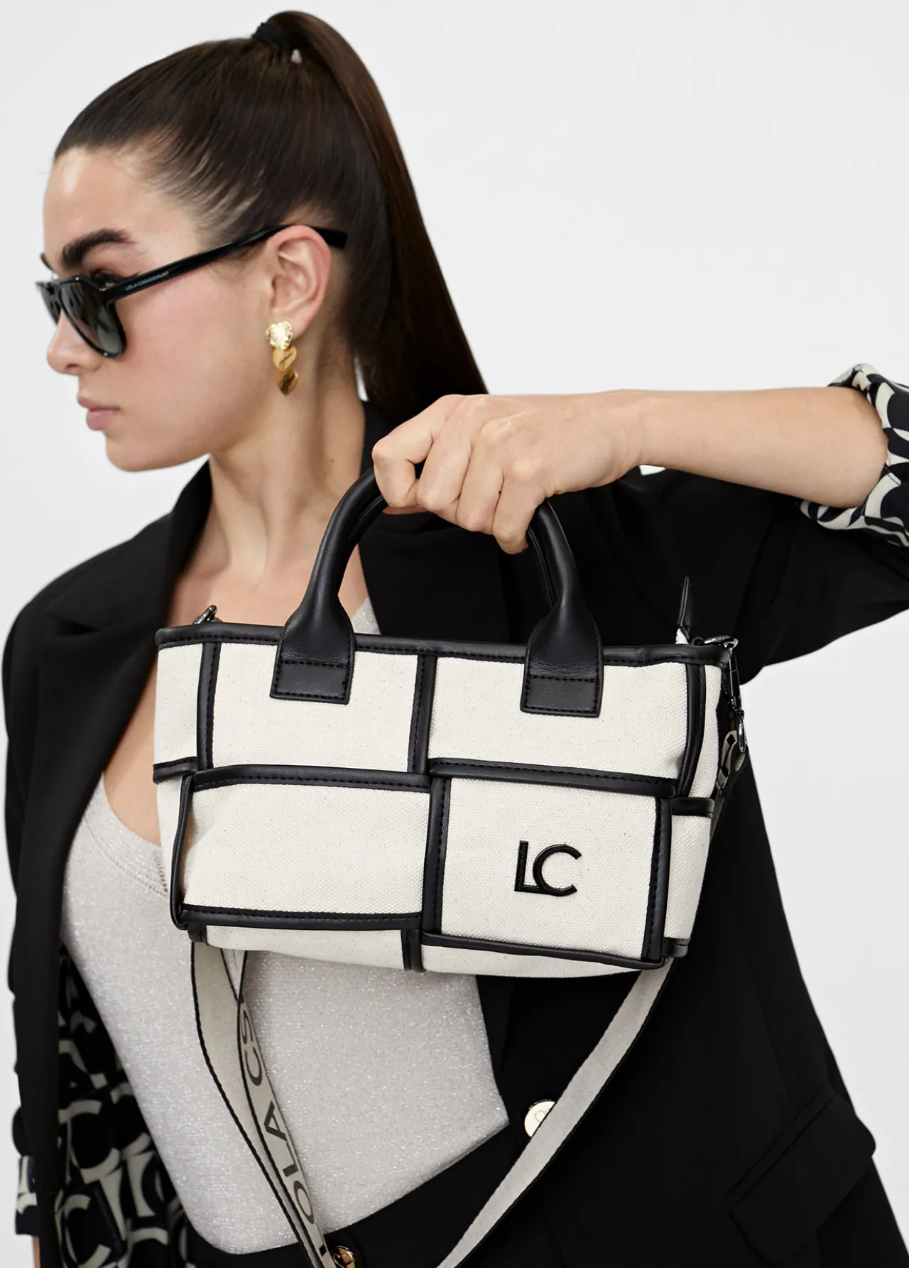 bolso_bandolera_con_detalles_a_contraste_1.webp Lola Casademunt Bolsos<Bolso bandolera con detalles a contraste CRUDO-NEGRO