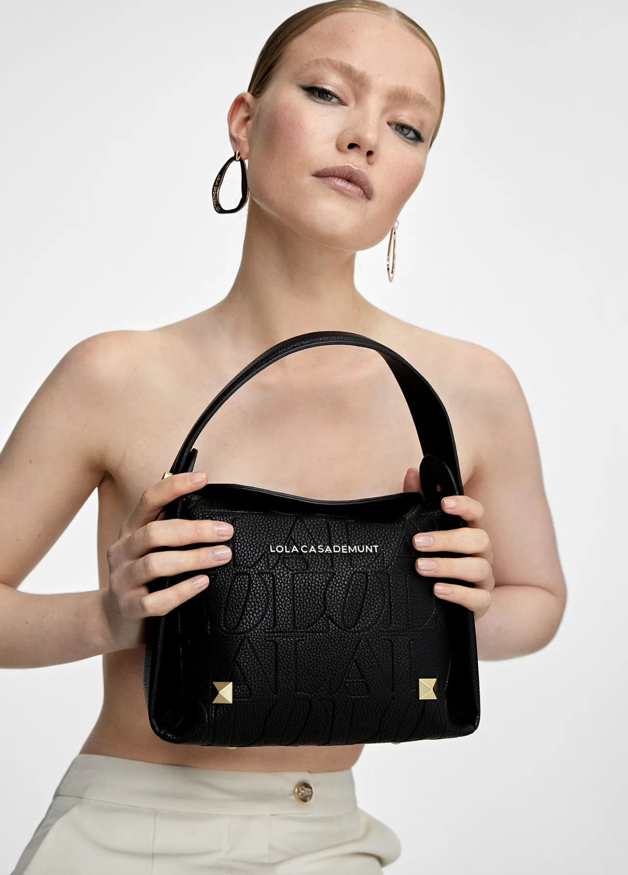 bolso_bandolera_con_logo_grabado_6.webp Lola Casademunt Bolsos<Bolso bandolera con logo grabado NEGRO