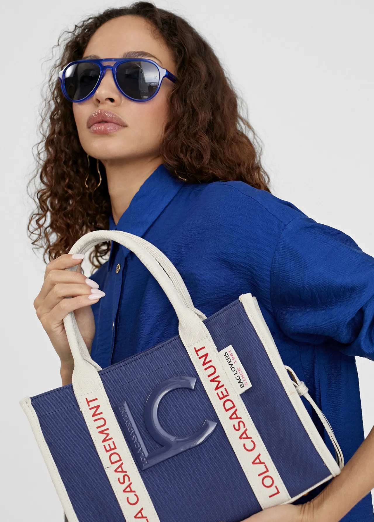 bolso_bandolera_logotipado_2-1.webp Lola Casademunt Bolsos<Bolso bandolera logotipado NEGRO-CRUDO