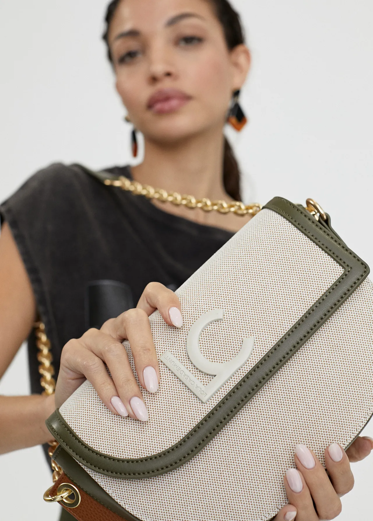 bolso_bandolera_materiales_combinados_6.webp Lola Casademunt Bolsos<Bolso bandolera materiales combinados CRUDO-MARRON