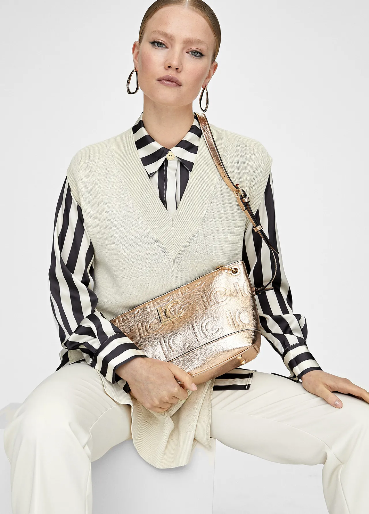 bolso_bandolera_monograma_metalizado_1.webp Lola Casademunt Bandoleras | Bolsos Pequeños<Bolso bandolera monograma metalizado DORADO