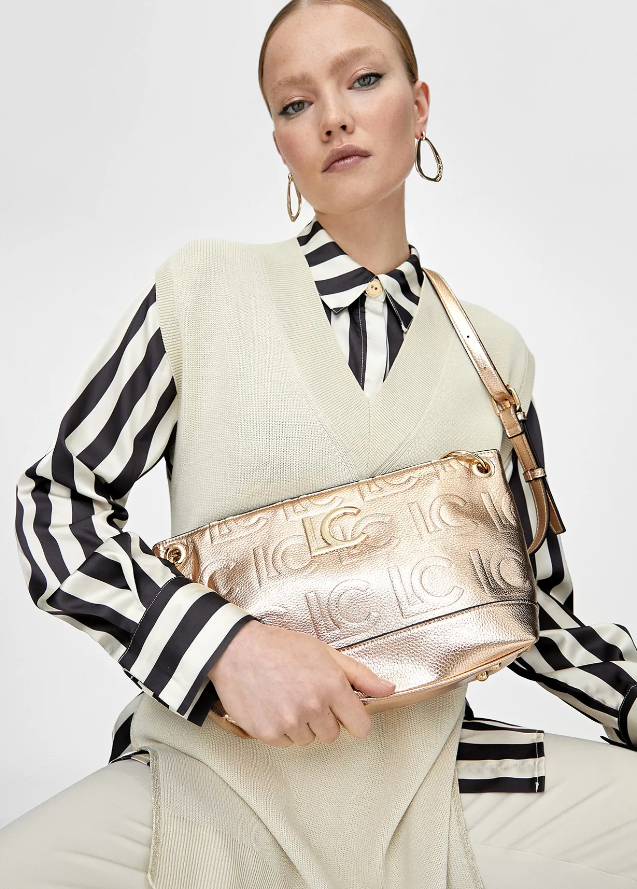 bolso_bandolera_monograma_metalizado_5.webp Lola Casademunt Bandoleras | Bolsos Pequeños<Bolso bandolera monograma metalizado DORADO