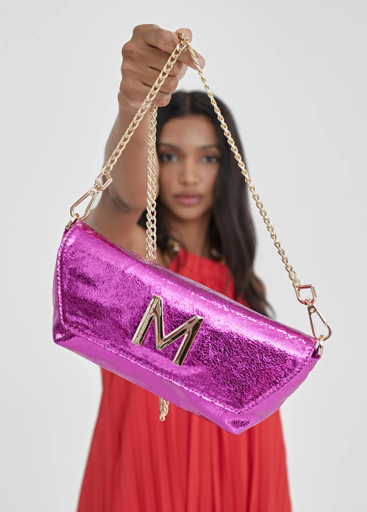 bolso_de_fiesta_metalizado_1.webp Lola Casademunt Bolsos<Bolso de fiesta metalizado FUCSIA