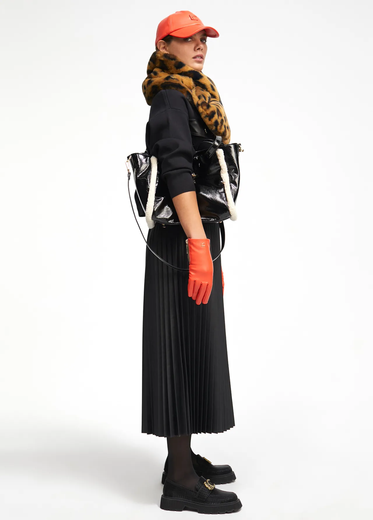 bolso_efecto_piel_brillante_2.webp Lola Casademunt Bolsos Shopper | Bolsos De Hombro<Bolso efecto piel brillante NEGRO