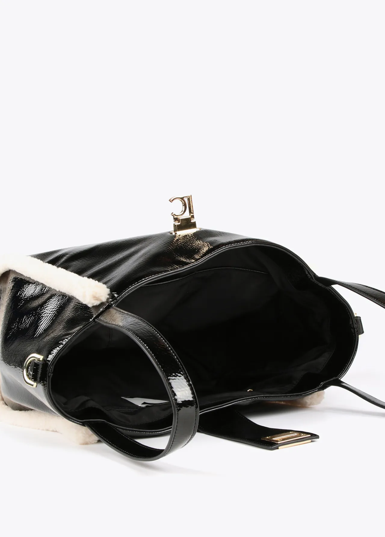 bolso_efecto_piel_brillante_5.webp Lola Casademunt Bolsos Shopper | Bolsos De Hombro<Bolso efecto piel brillante NEGRO