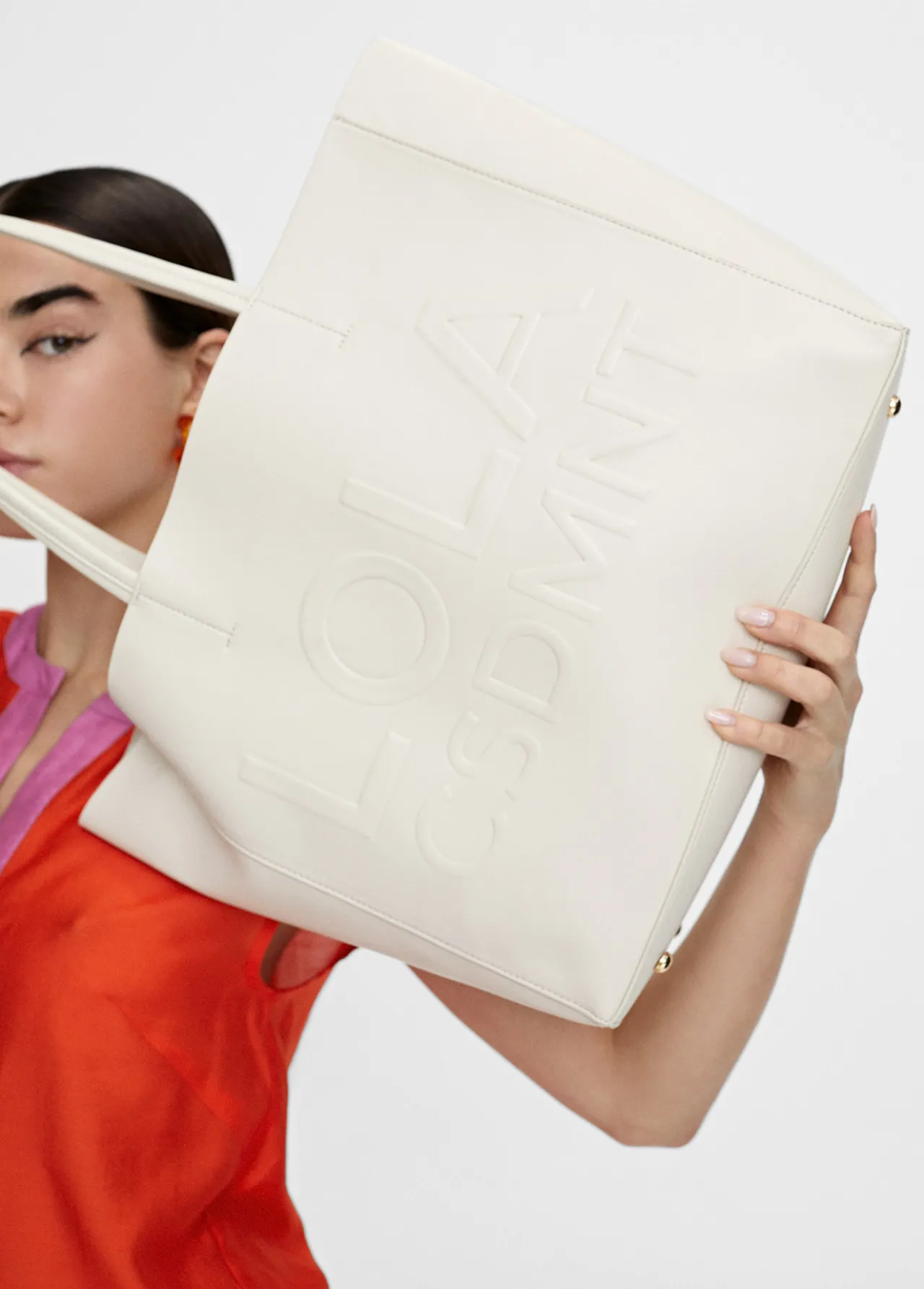 bolso_shopper_con_logo_en_relieve_4.webp Lola Casademunt Bolsos<Bolso shopper con logo en relieve. FUCSIA