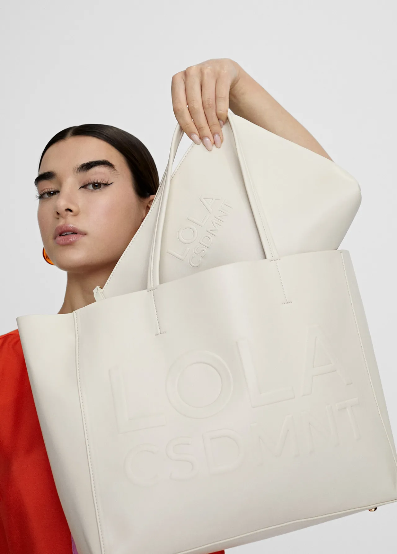 bolso_shopper_con_logo_en_relieve_5.webp Lola Casademunt Bolsos<Bolso shopper con logo en relieve. FUCSIA