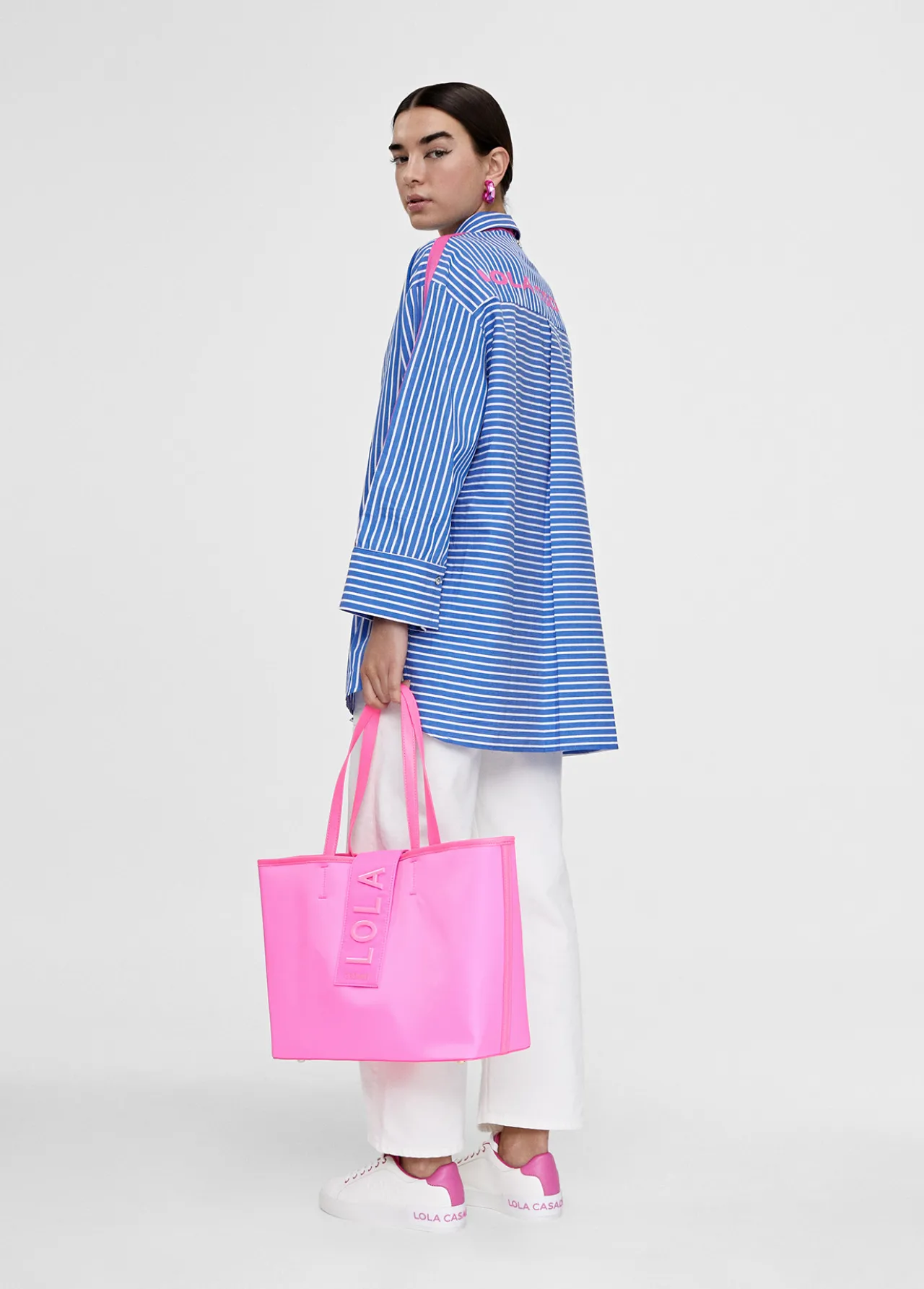 bolso_shopper_con_logo_en_relieve_7.webp Lola Casademunt Bolsos<Bolso shopper con logo en relieve FUCSIA
