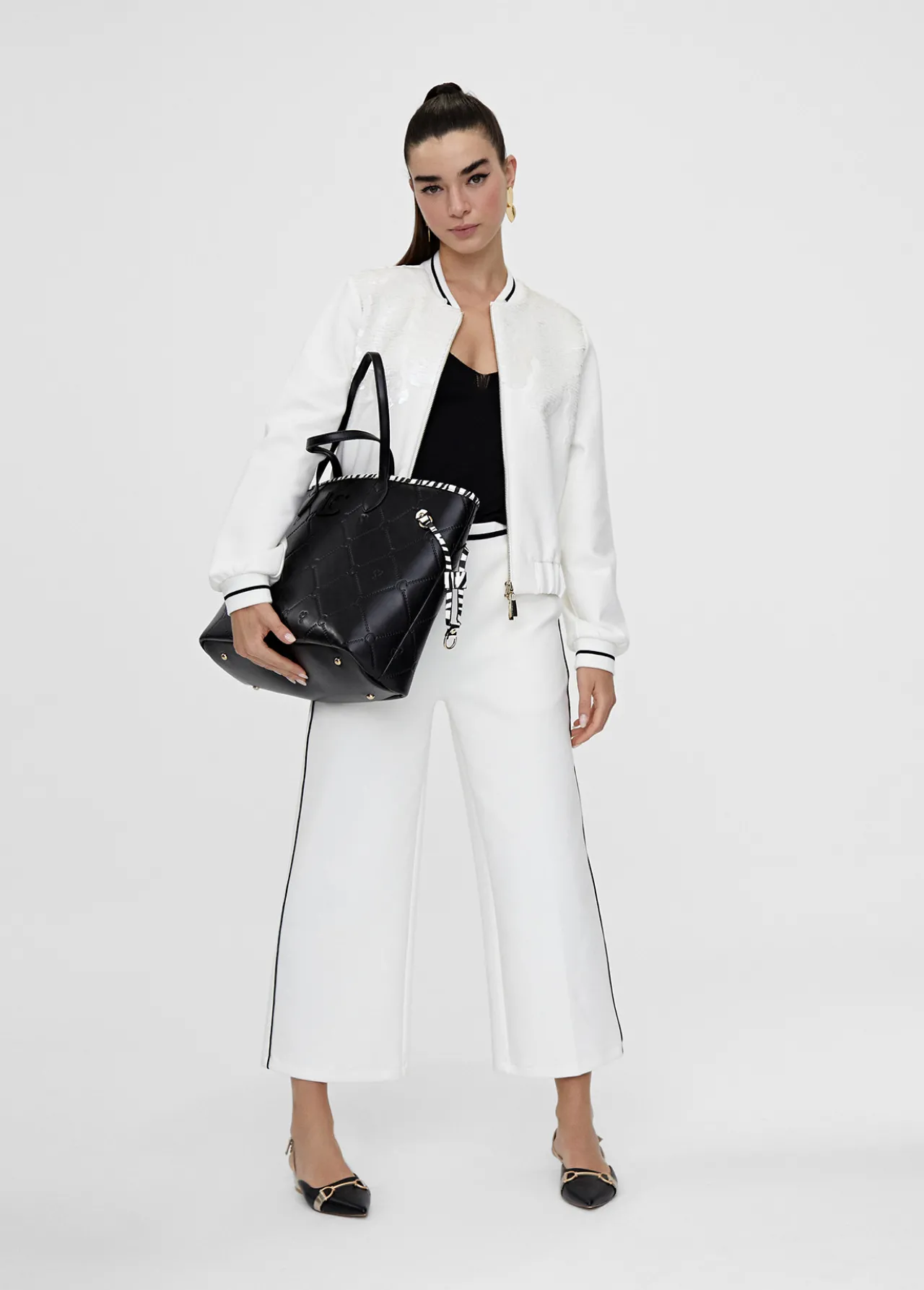 bolso_shopper_logotipado_1.webp Lola Casademunt Bolsos<Bolso shopper logotipado NEGRO