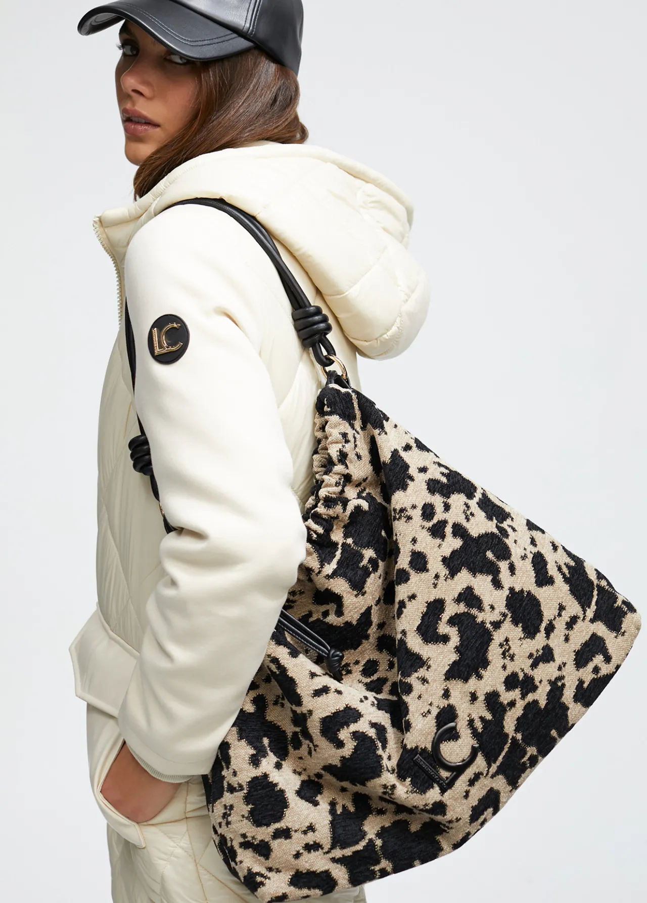 bolso_tejido_animal_1.webp Lola Casademunt Animal Print | Bolsos Shopper<Bolso tejido animal CRUDO-NEGRO