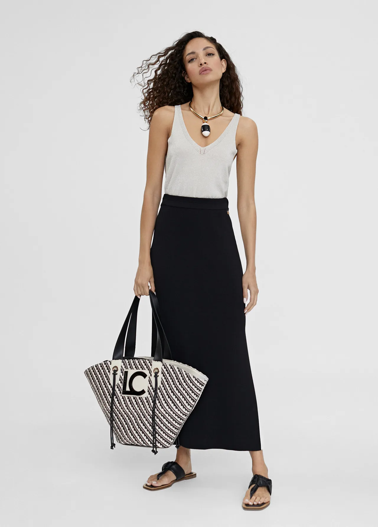 bolso_tipo_cesta_en_efecto_rafia_1.webp Lola Casademunt Bolsos | Baño<Bolso tipo cesta en efecto rafia NEGRO-CRUDO