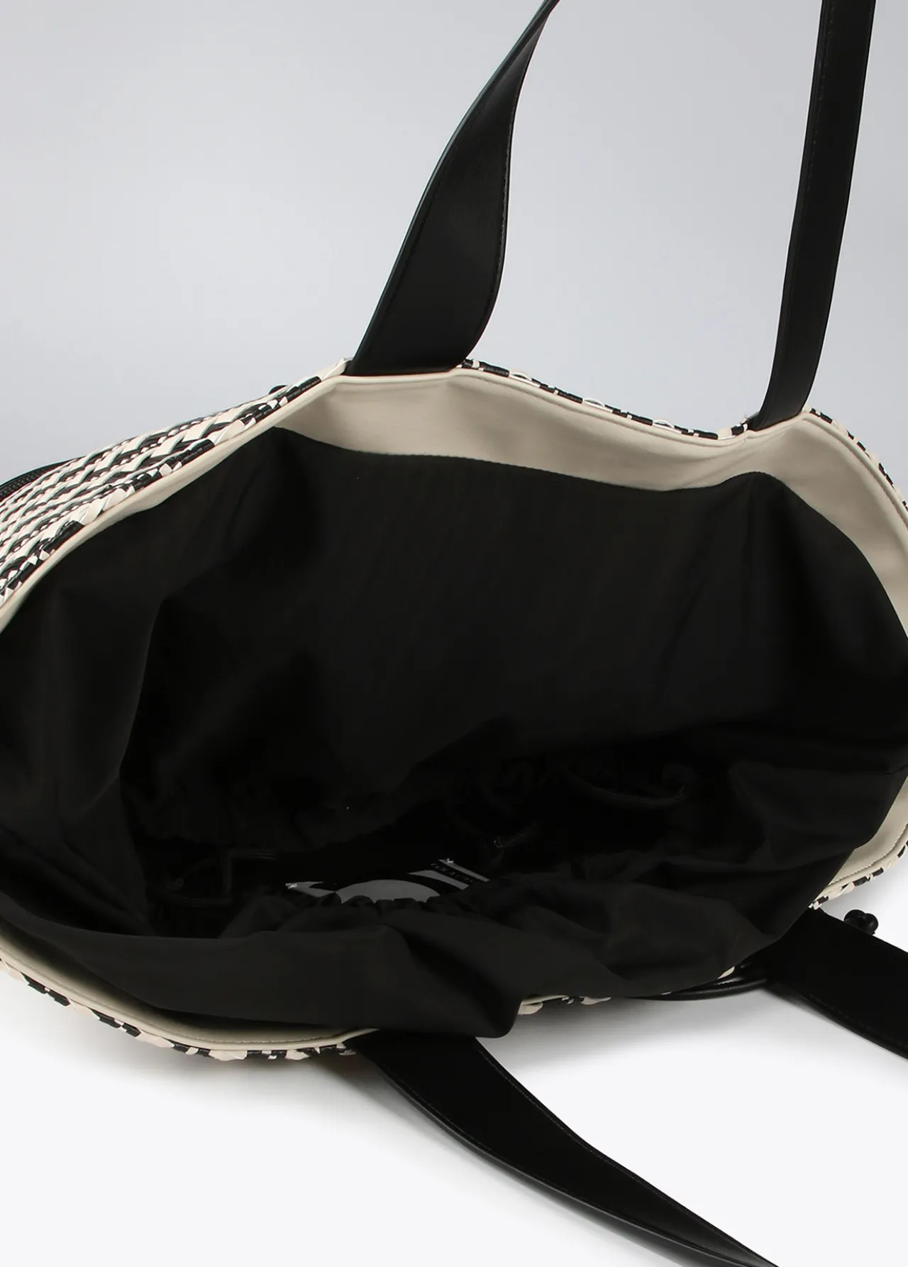 bolso_tipo_cesta_en_efecto_rafia_3.webp Lola Casademunt Bolsos | Baño<Bolso tipo cesta en efecto rafia NEGRO-CRUDO