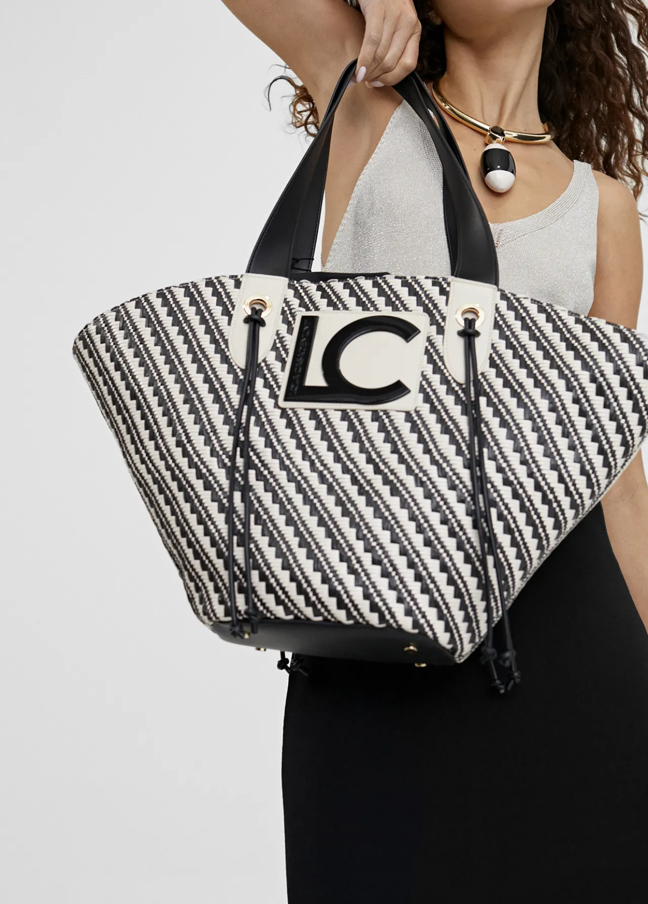 bolso_tipo_cesta_en_efecto_rafia_5.webp Lola Casademunt Bolsos | Baño<Bolso tipo cesta en efecto rafia NEGRO-CRUDO