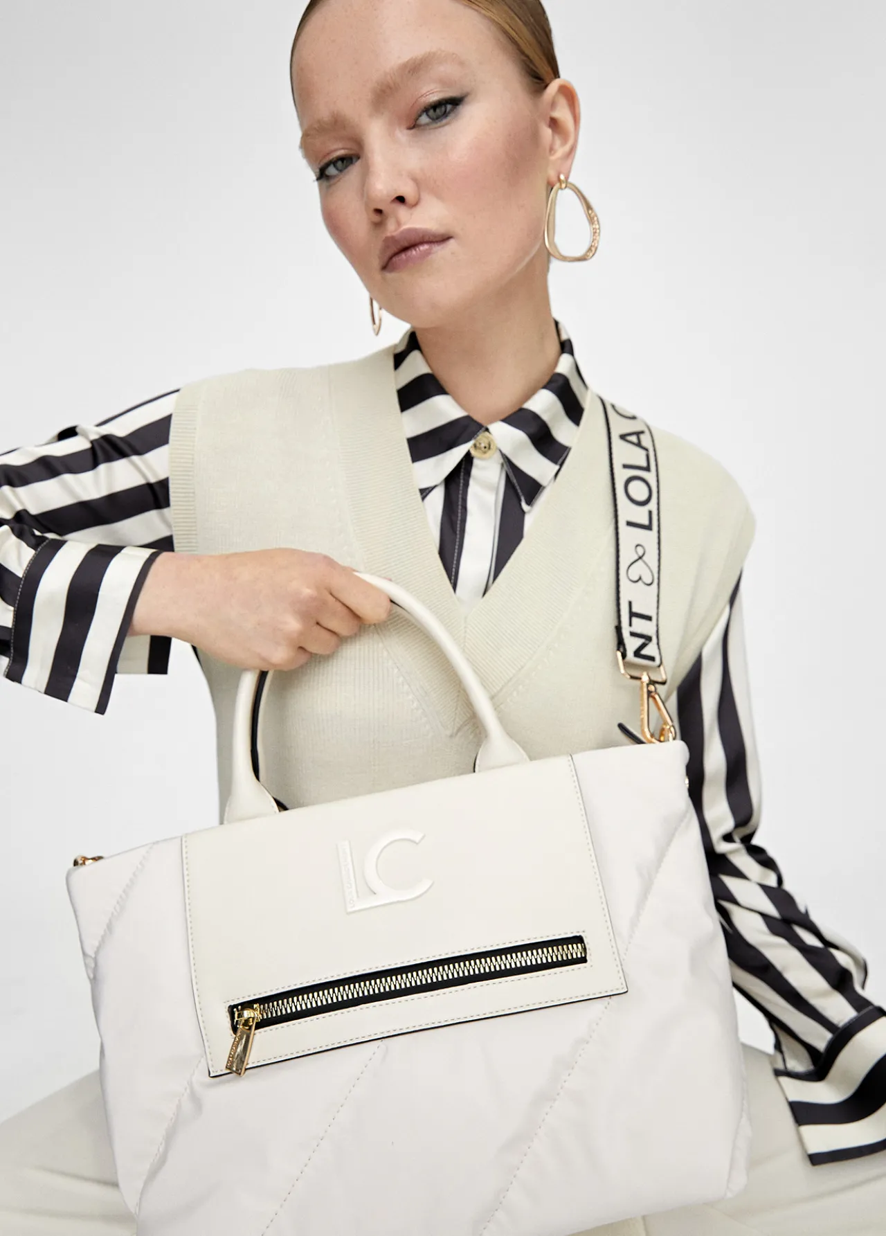 bolso_tipo_shooper_acolchado_4-1.webp Lola Casademunt Bolsos<Bolso tipo shooper acolchado NEGRO