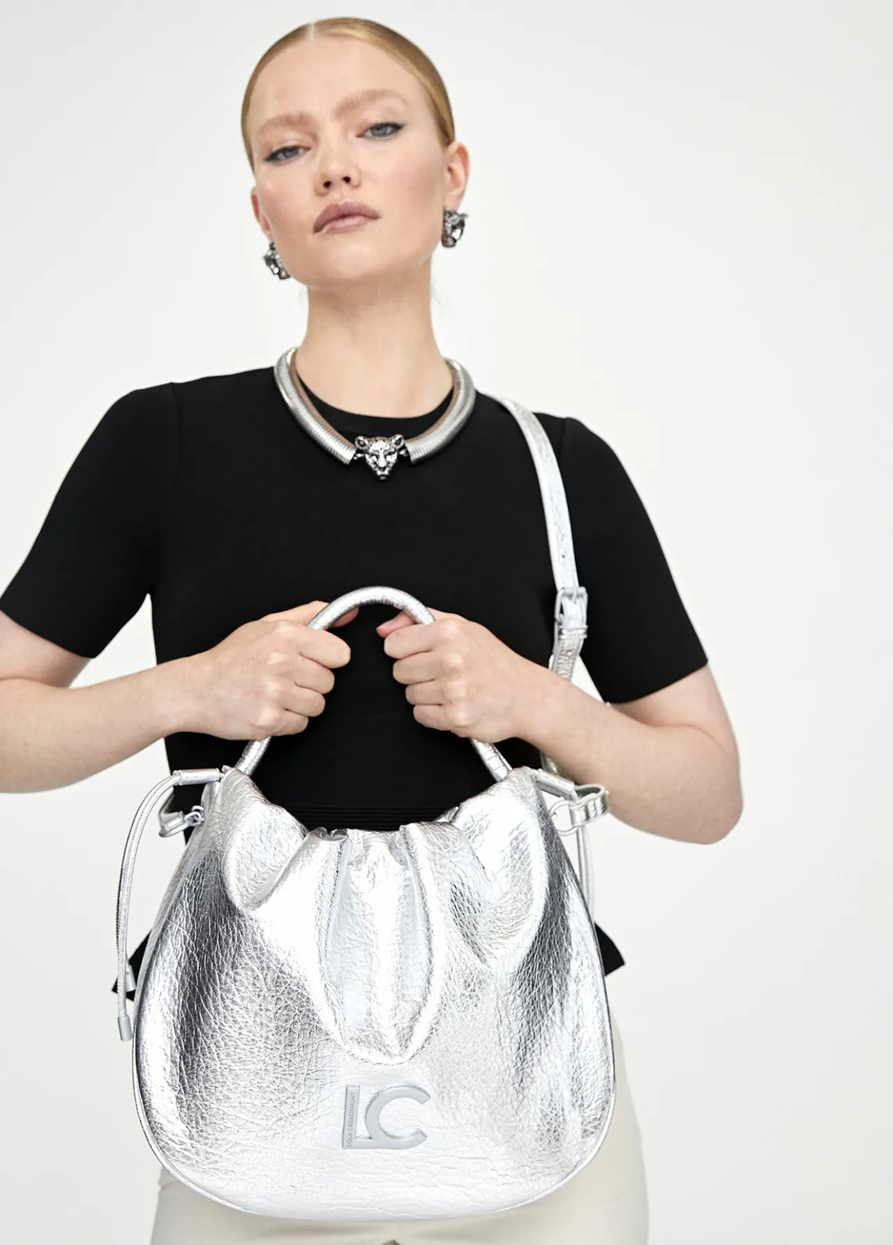bolso_tipo_shopper_semicirular_5.webp Lola Casademunt Bolsos<Bolso tipo shopper semicirular DORADO