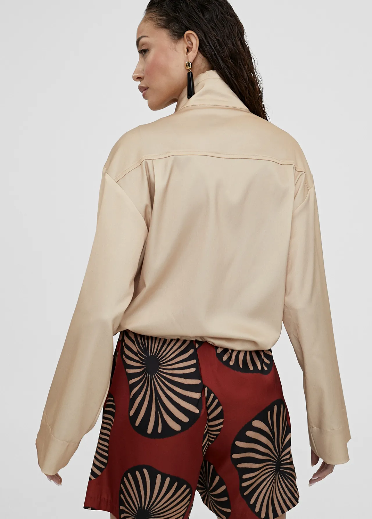 bomber_monocolor_con_bolsillos_2.webp Lola Casademunt Chaquetas Y Gabardinas | Abrigos Y Cazadoras<Bomber monocolor con bolsillos BEIG