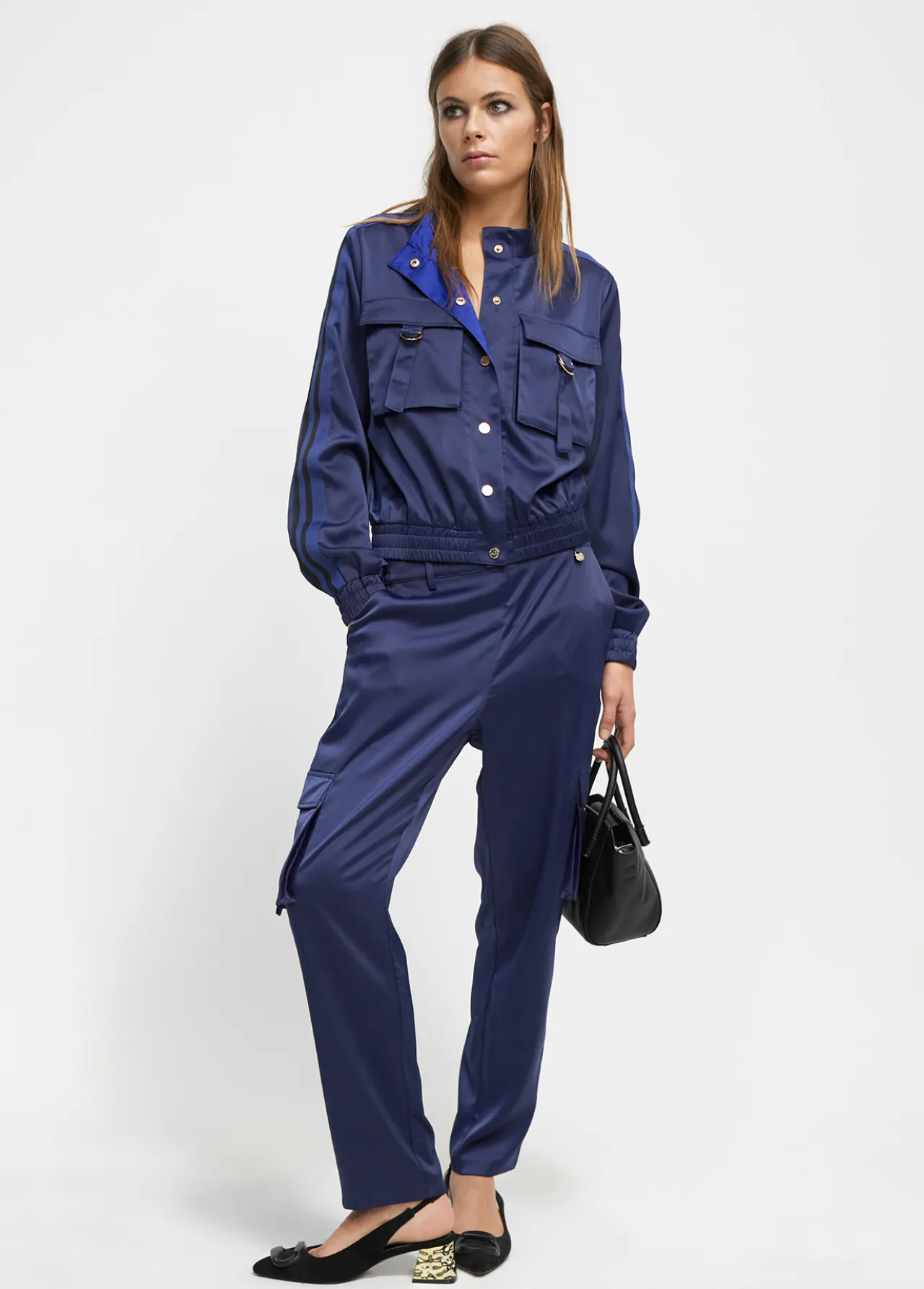 bomber_satinada_1.webp Lola Casademunt Abrigos Y Cazadoras | Chaquetas Y Gabardinas<Bomber satinada AZULNOCHE