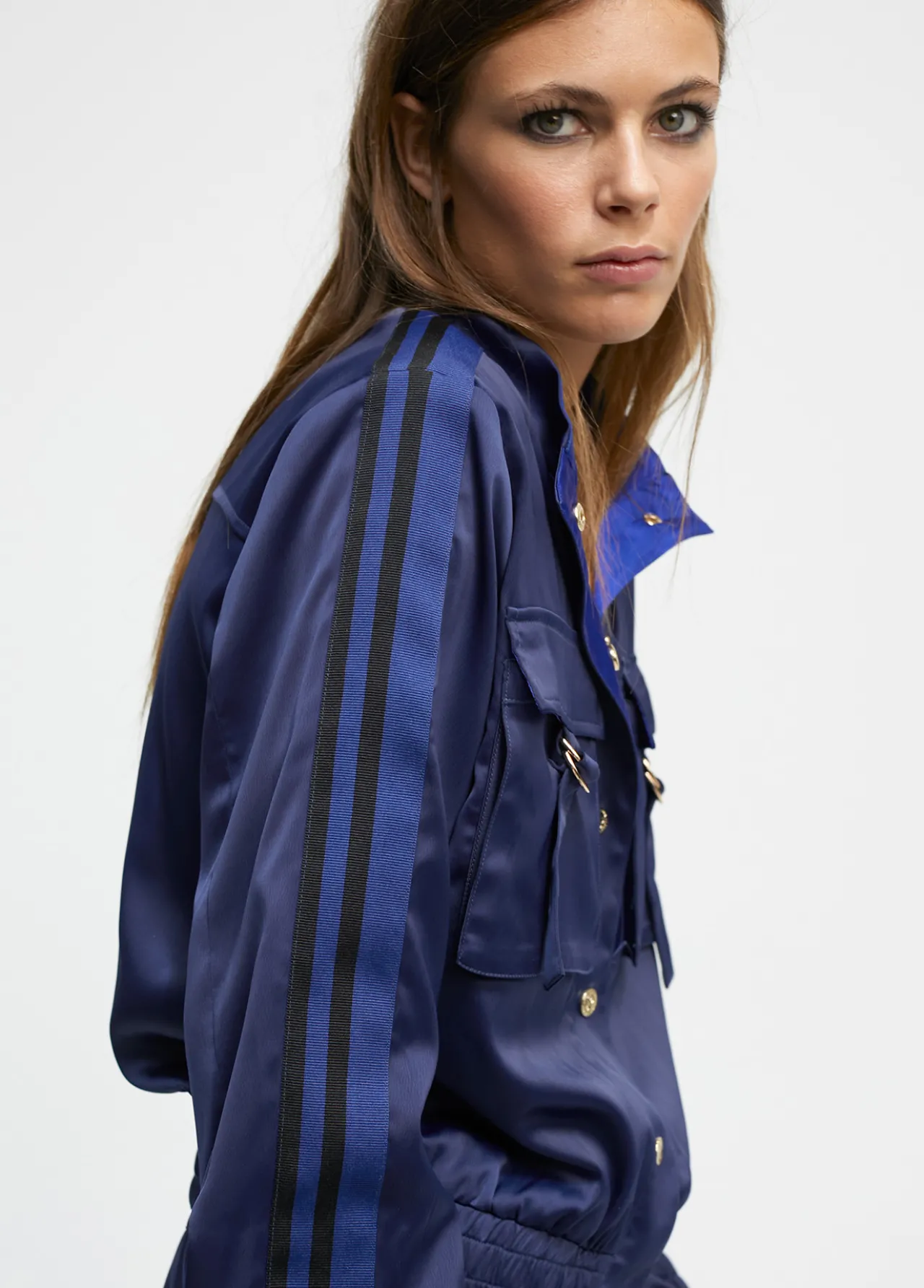 bomber_satinada_2.webp Lola Casademunt Abrigos Y Cazadoras | Chaquetas Y Gabardinas<Bomber satinada AZULNOCHE