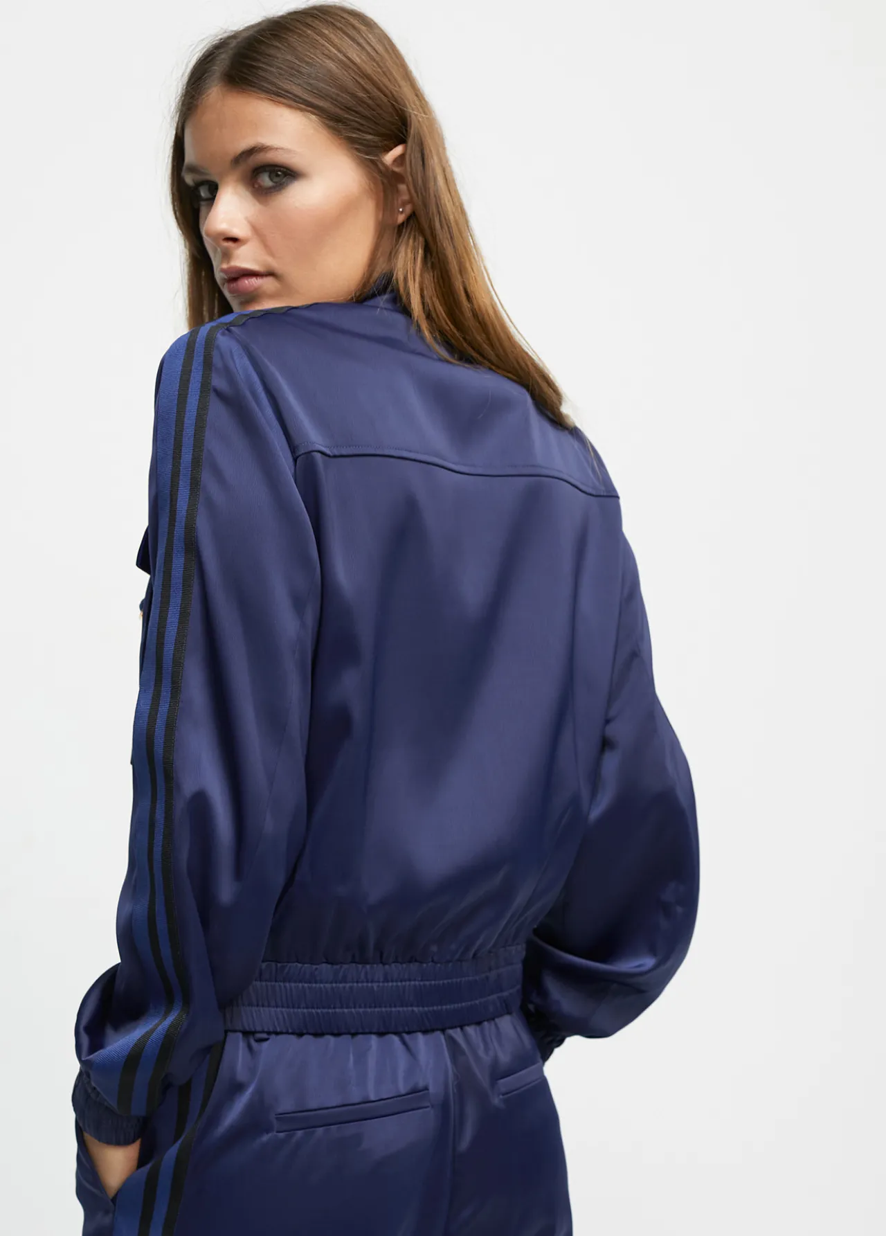 bomber_satinada_4.webp Lola Casademunt Abrigos Y Cazadoras | Chaquetas Y Gabardinas<Bomber satinada AZULNOCHE
