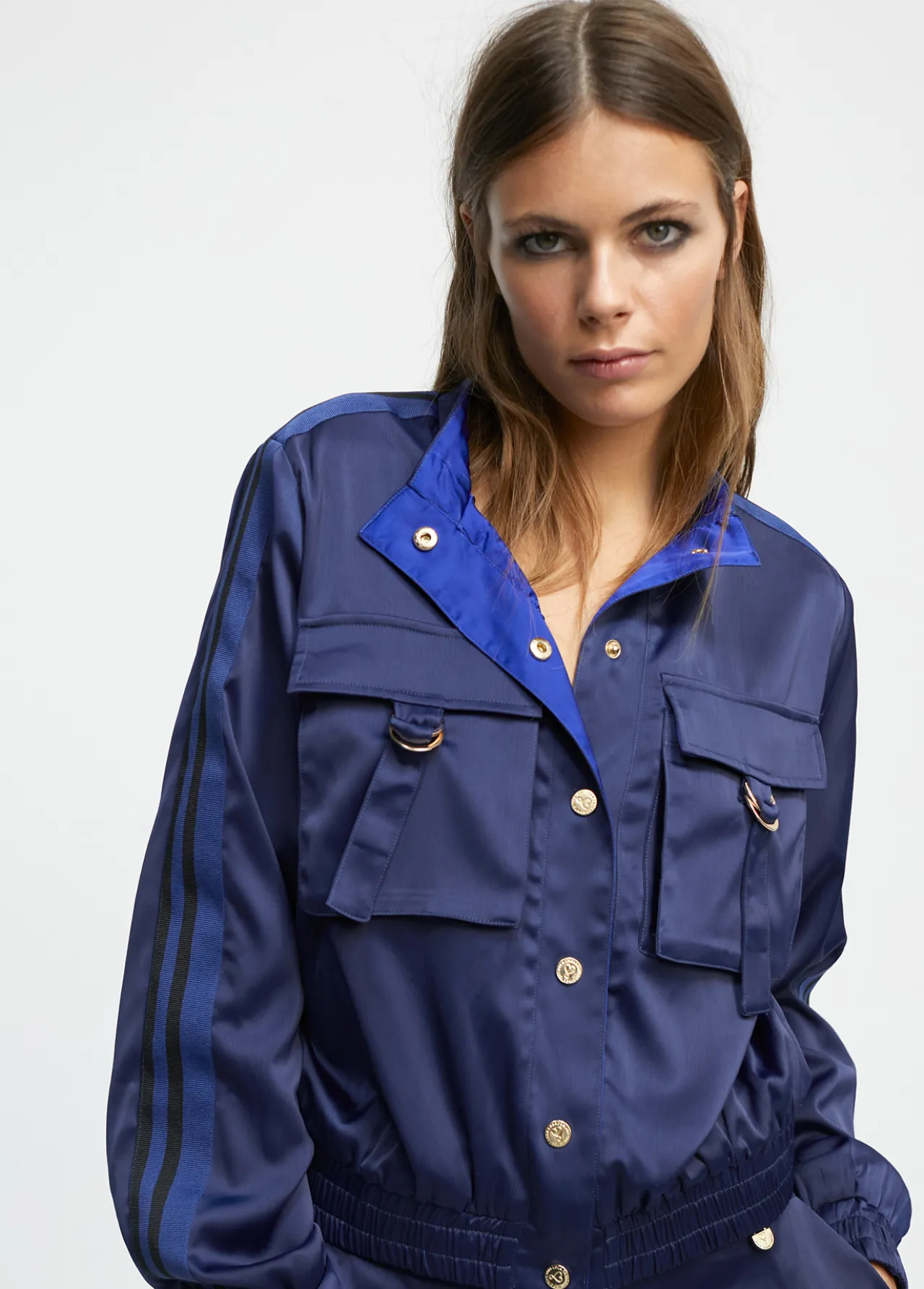 bomber_satinada_5.webp Lola Casademunt Abrigos Y Cazadoras | Chaquetas Y Gabardinas<Bomber satinada AZULNOCHE