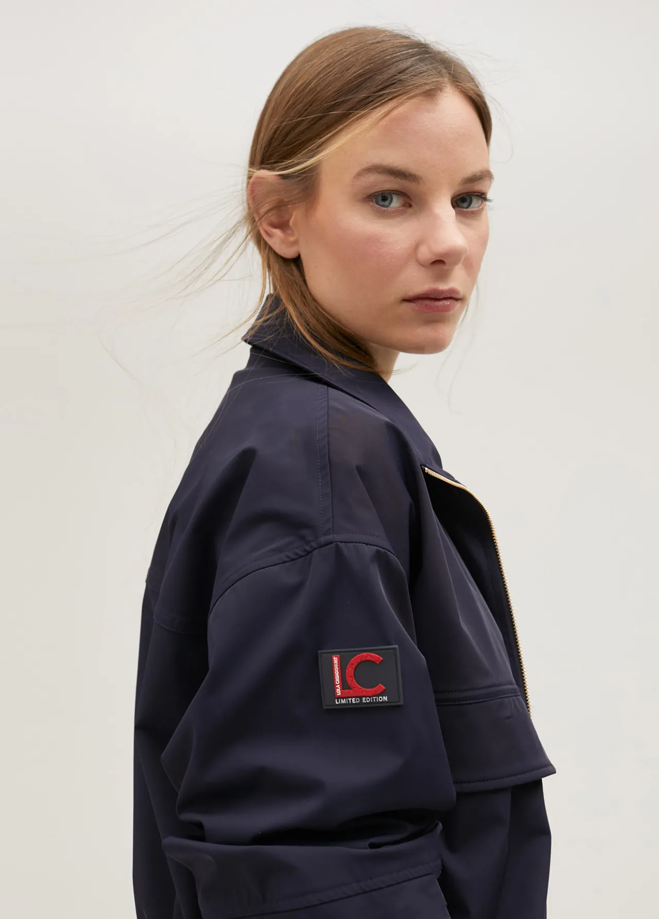 bomber_tcnica_de_edicin_limitada__lola_casademunt_4.webp Lola Casademunt Abrigos Y Cazadoras | Chaquetas Y Gabardinas<Bomber técnica de edición limitada - Lola Casademunt NAVY