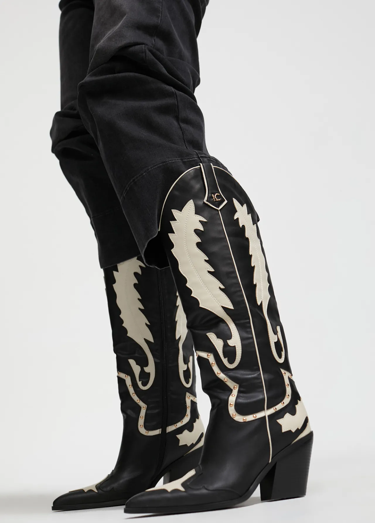 bota_estilo_cowboy_3.webp Lola Casademunt Botas Y Botines<Bota estilo cowboy NEGRO-BLANCO