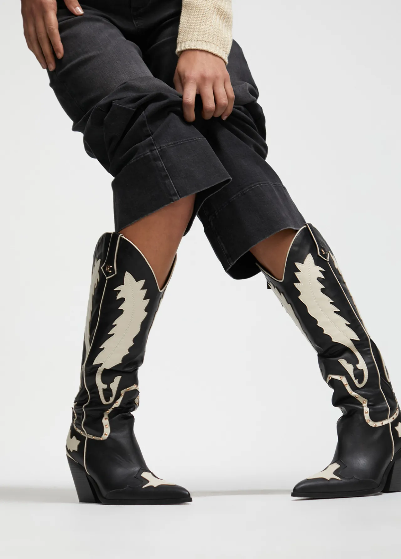 bota_estilo_cowboy_5.webp Lola Casademunt Botas Y Botines<Bota estilo cowboy NEGRO-BLANCO