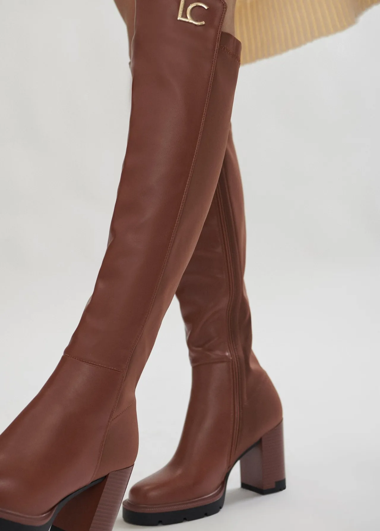 bota_mosquetera_alta_con_tacn__calzado__lola_casademunt_5.webp Lola Casademunt Botas Y Botines<Bota mosquetera alta con tacón | Calzado | Lola Casademunt MARRON