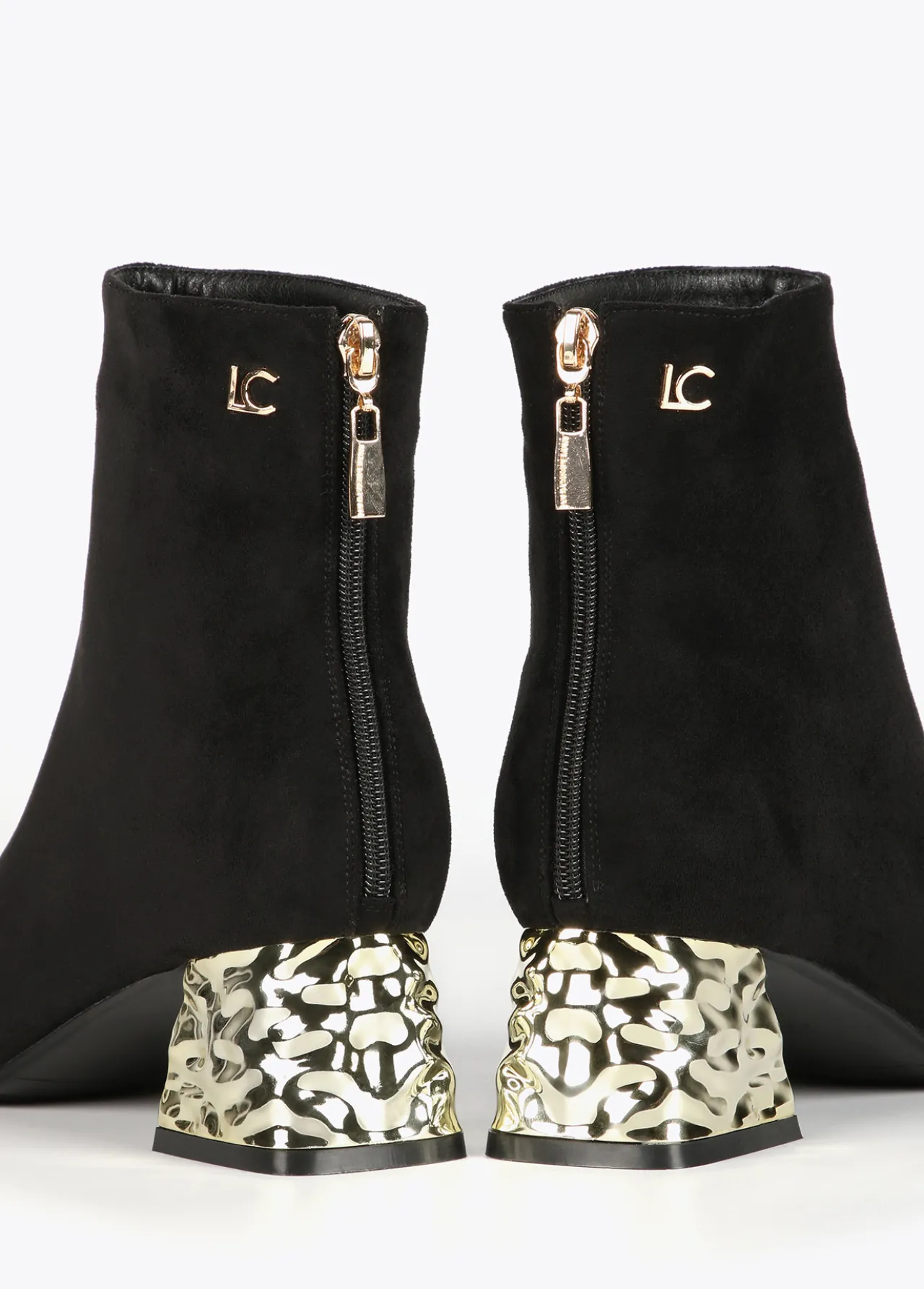 botn_con_tacn_dorado_2.webp Lola Casademunt Botas Y Botines<Botín con tacón dorado NEGRO-METAL