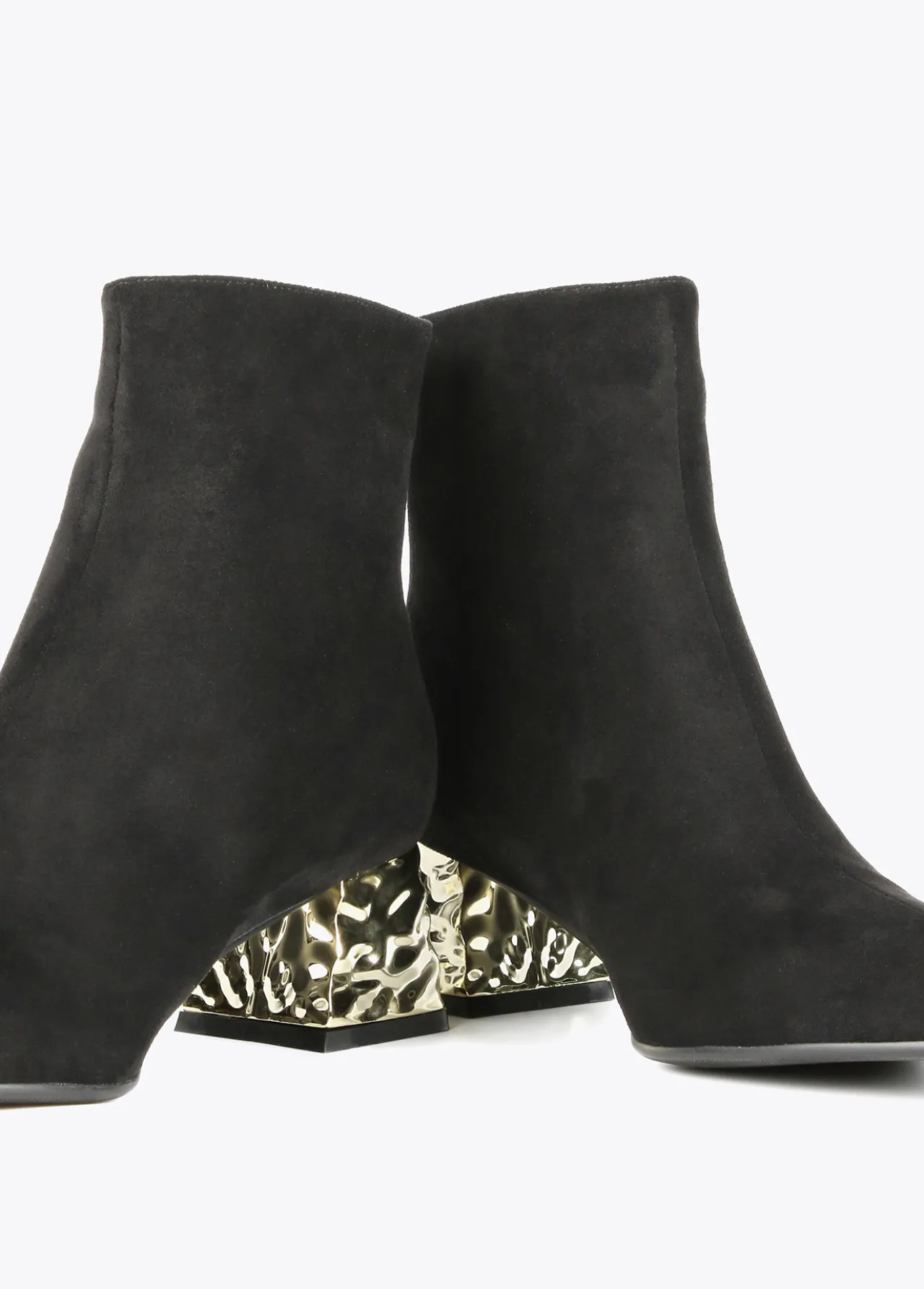 botn_con_tacn_dorado_3.webp Lola Casademunt Botas Y Botines<Botín con tacón dorado NEGRO-METAL