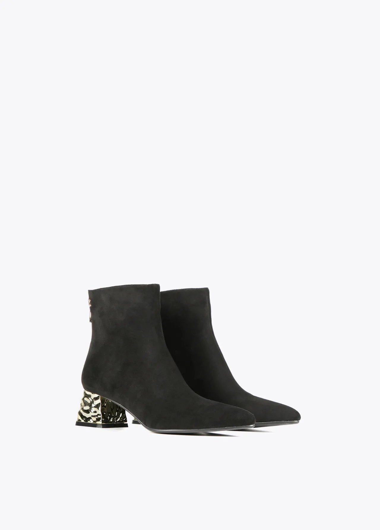 botn_con_tacn_dorado_4.webp Lola Casademunt Botas Y Botines<Botín con tacón dorado NEGRO-METAL