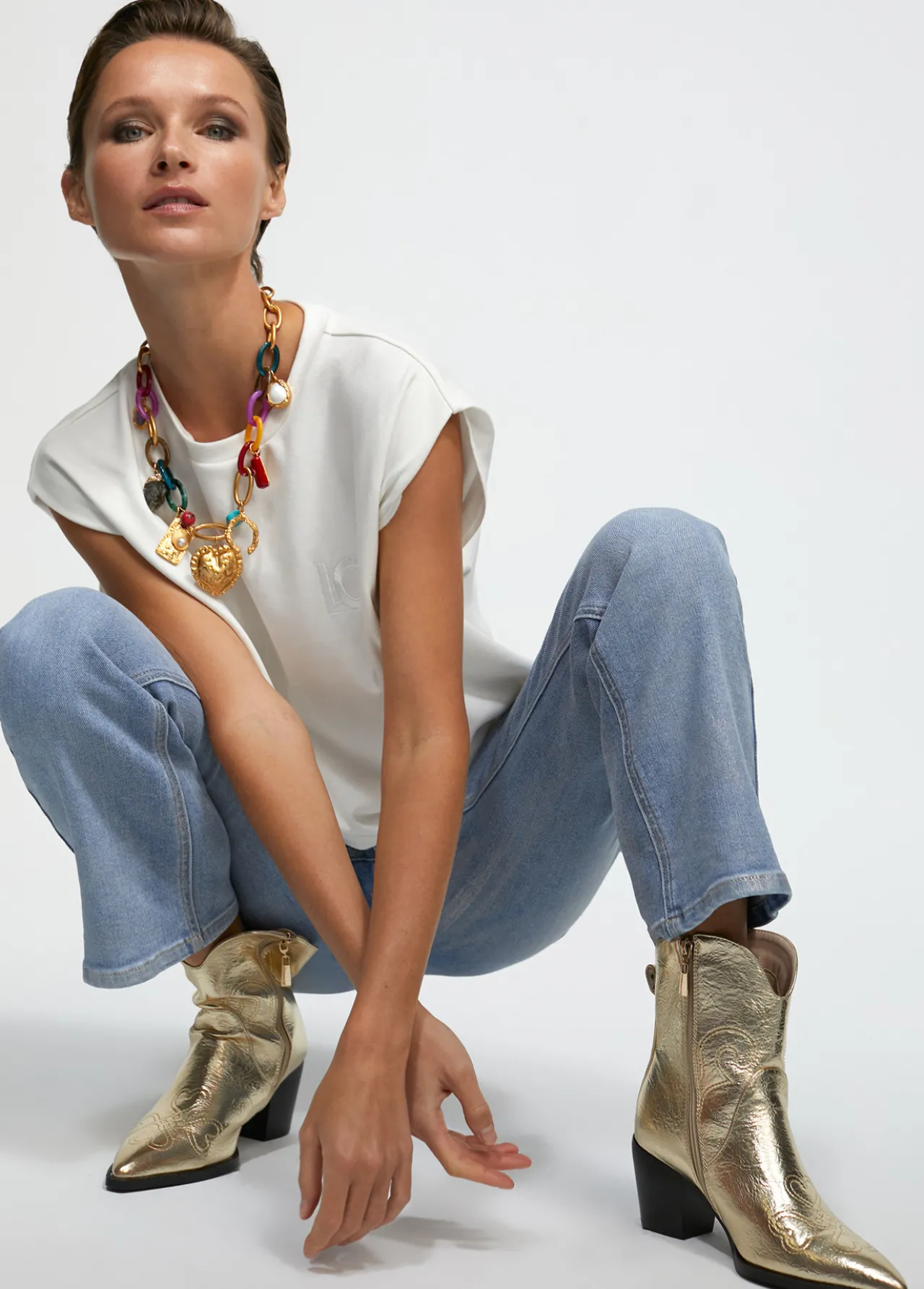 botn_estilo_cowboy_2-1.webp Lola Casademunt Botas Y Botines<Botín estilo cowboy PLATEADO