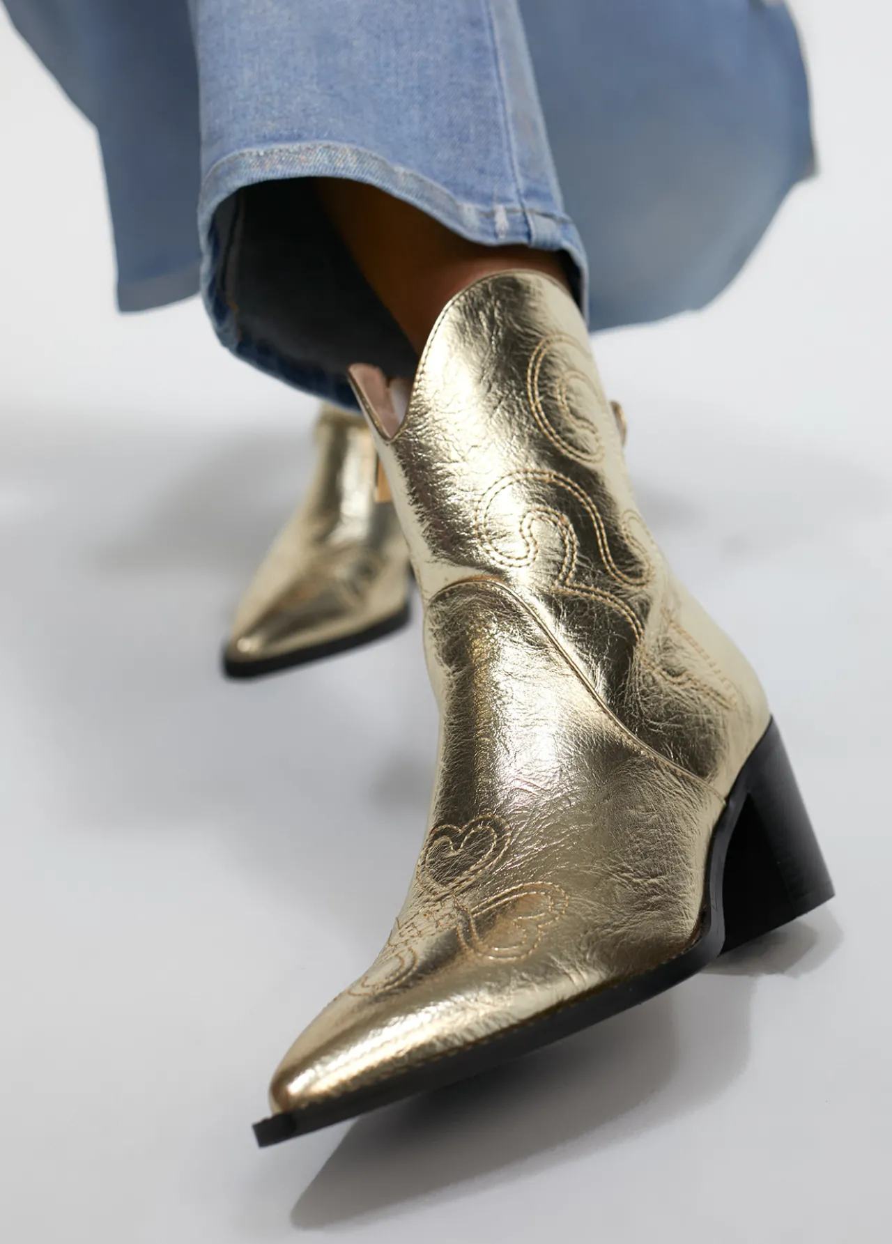 botn_estilo_cowboy_3-1.webp Lola Casademunt Botas Y Botines<Botín estilo cowboy PLATEADO