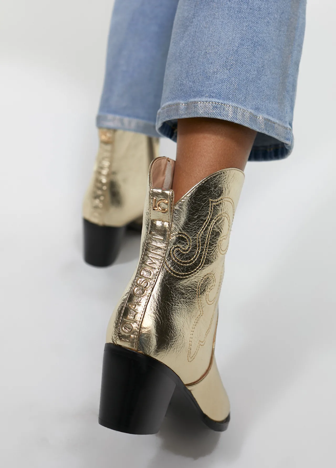 botn_estilo_cowboy_7.webp Lola Casademunt Botas Y Botines<Botín estilo cowboy PLATEADO