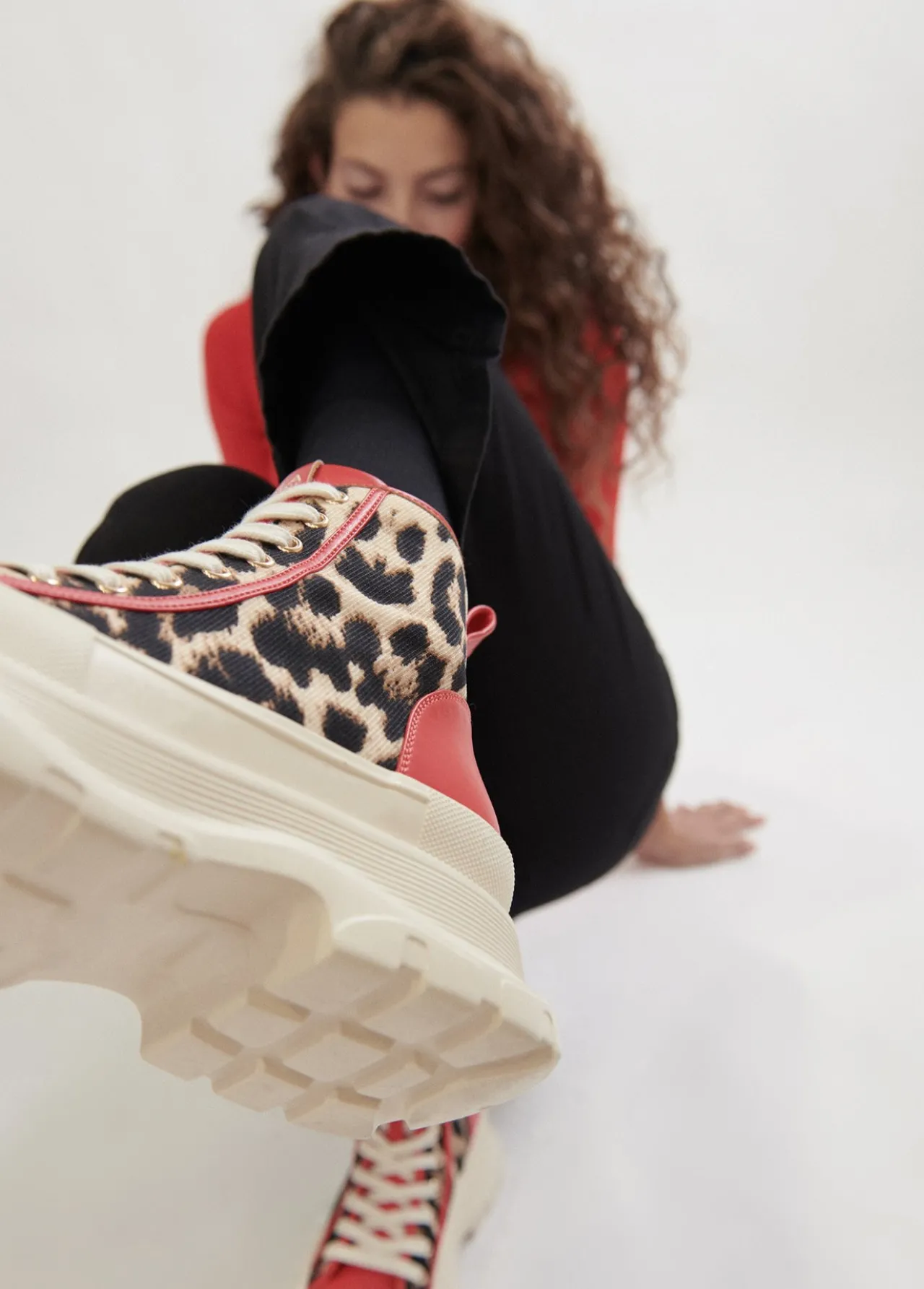 botn_plataforma_estampado_leopardo__calzado__lola_casademunt_3.webp Lola Casademunt Animal Print | Botas Y Botines<Botín plataforma estampado leopardo | Calzado | Lola Casademunt ROJO