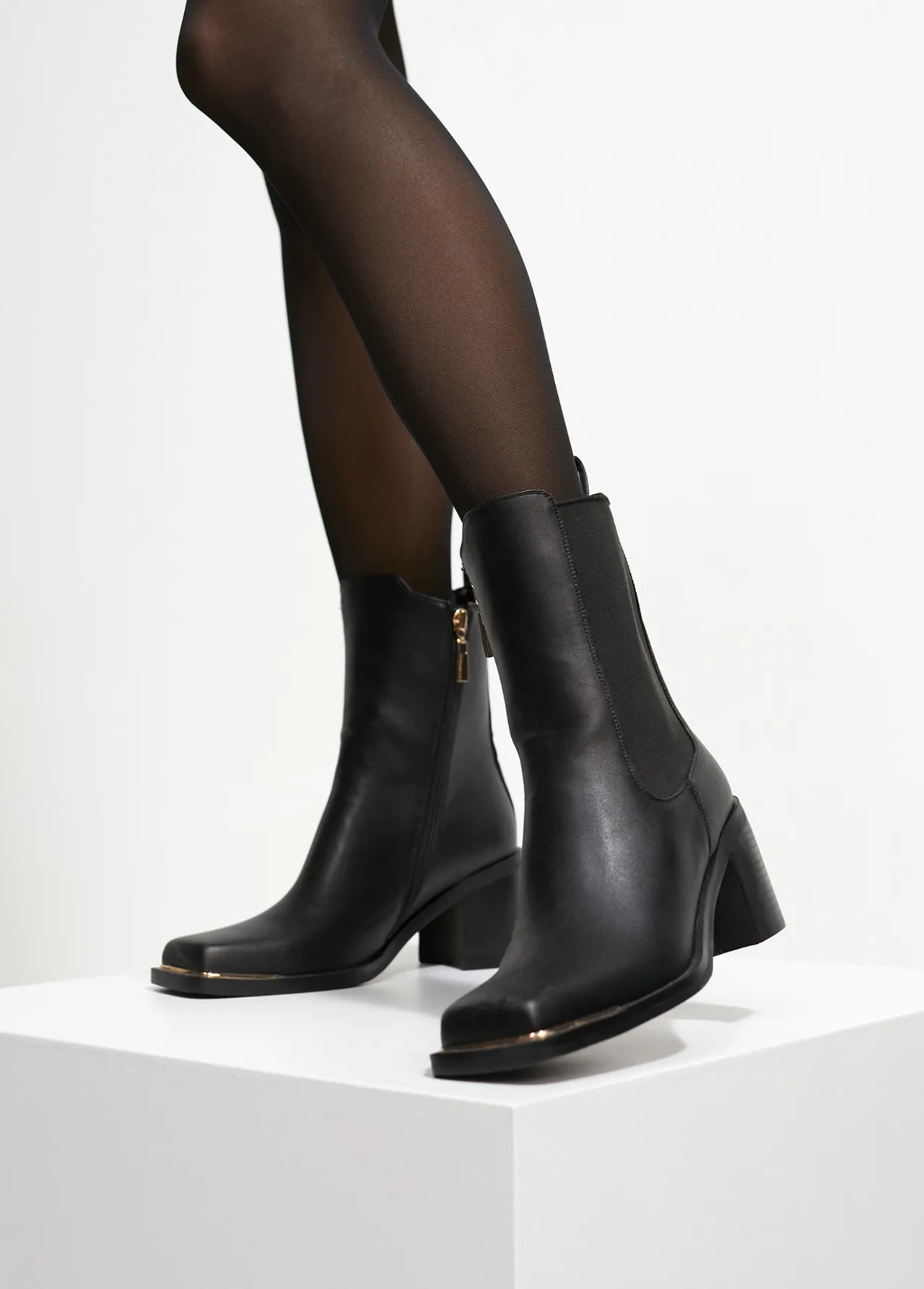 botn_tipo_cowboy_2.webp Lola Casademunt Botas Y Botines<Botín tipo cowboy NEGRO