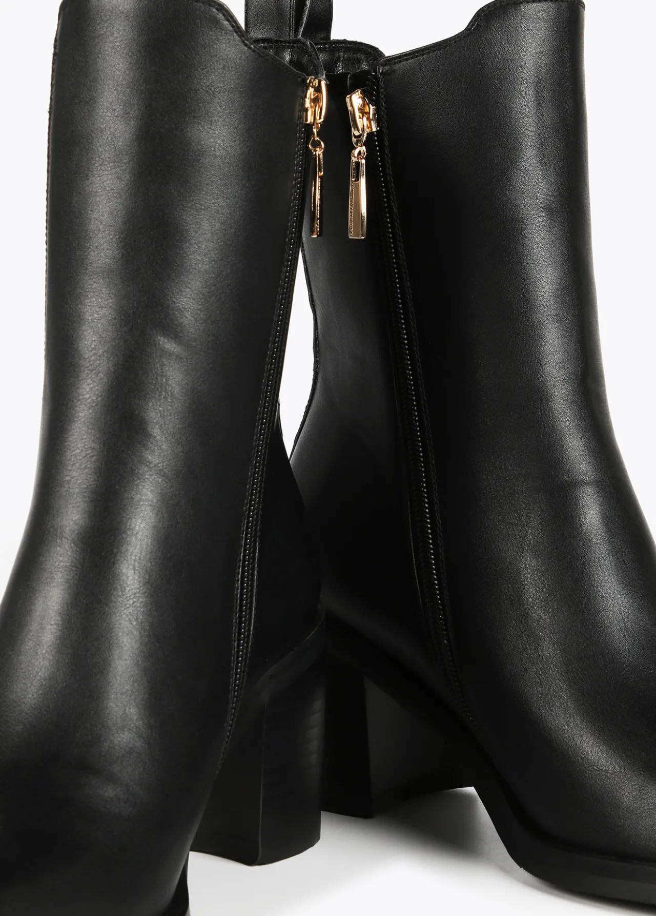 botn_tipo_cowboy_5.webp Lola Casademunt Botas Y Botines<Botín tipo cowboy NEGRO