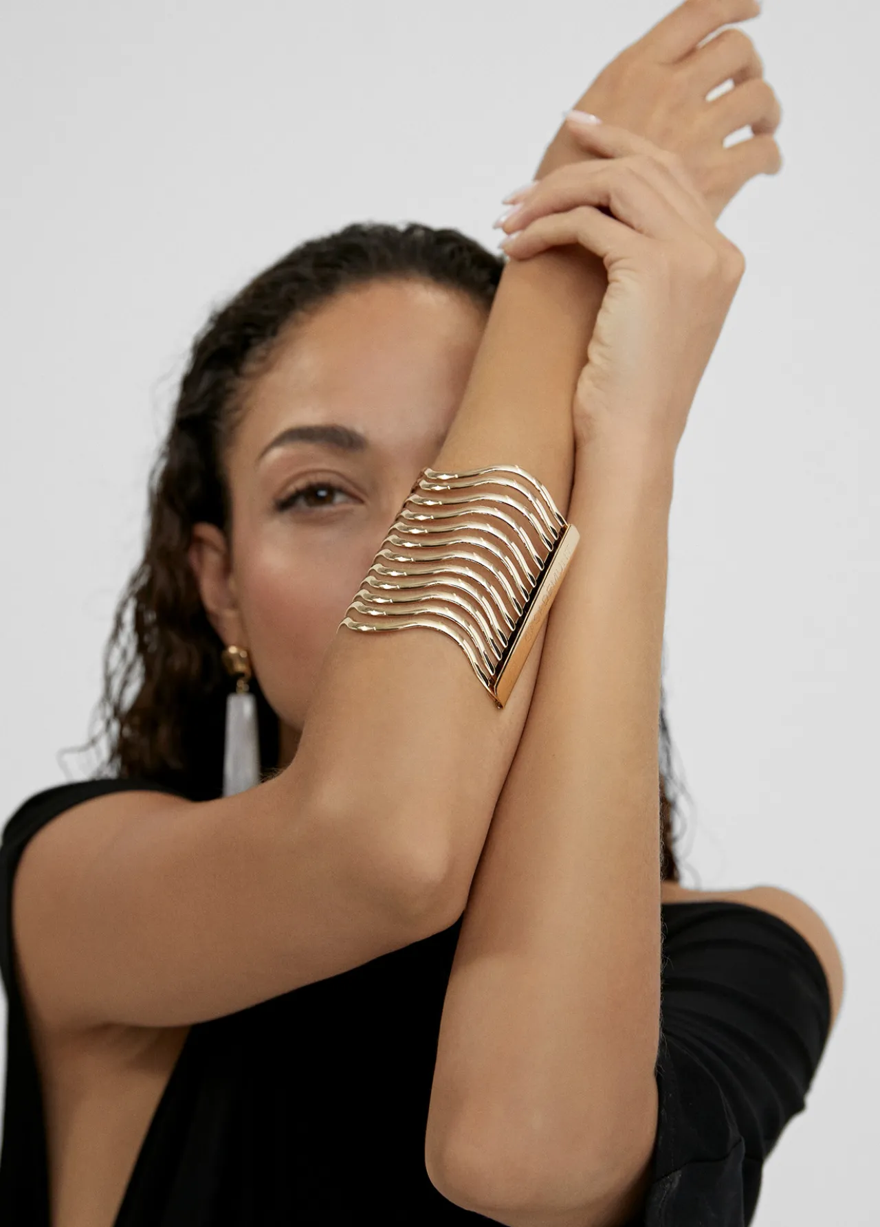 brazalete_ancho_dorado_1.webp Lola Casademunt Bisuteria<Brazalete ancho DORADO