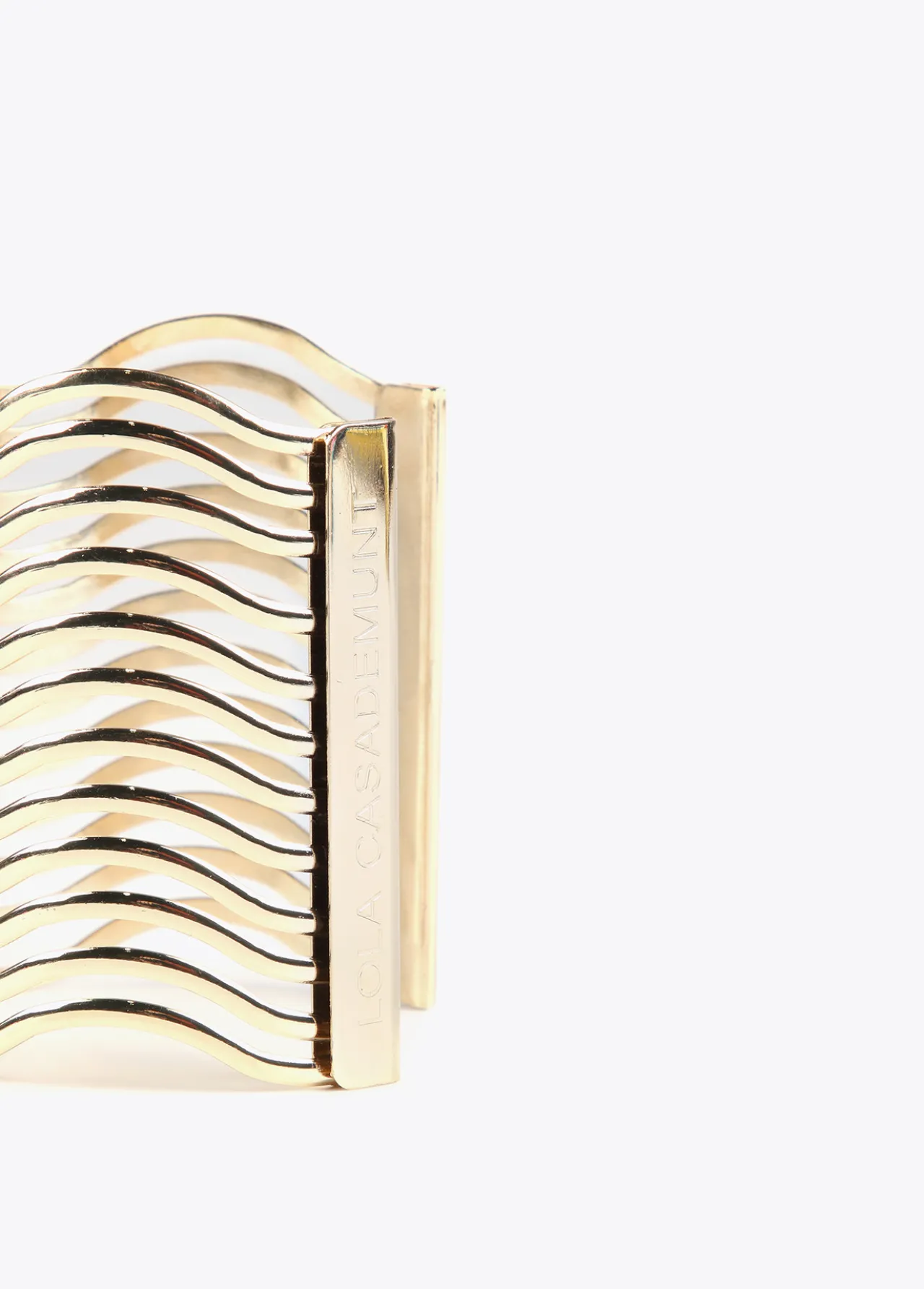 brazalete_ancho_dorado_3.webp Lola Casademunt Bisuteria<Brazalete ancho DORADO