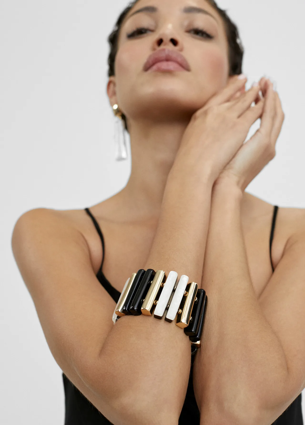 brazalete_piezas_tricolor_1.webp Lola Casademunt Bisuteria<Brazalete piezas tricolor BLANCO-NEGRO