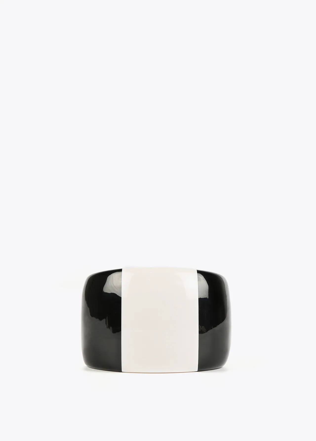brazalete_rgido_blanco_y_negro_1.webp Lola Casademunt Bisuteria<Brazalete rígido blanco y negro BLANCO-NEGRO