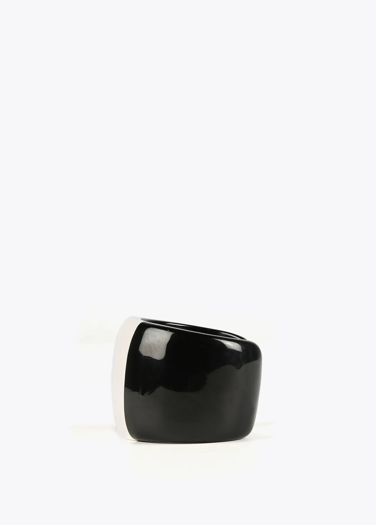 brazalete_rgido_blanco_y_negro_4.webp Lola Casademunt Bisuteria<Brazalete rígido blanco y negro BLANCO-NEGRO