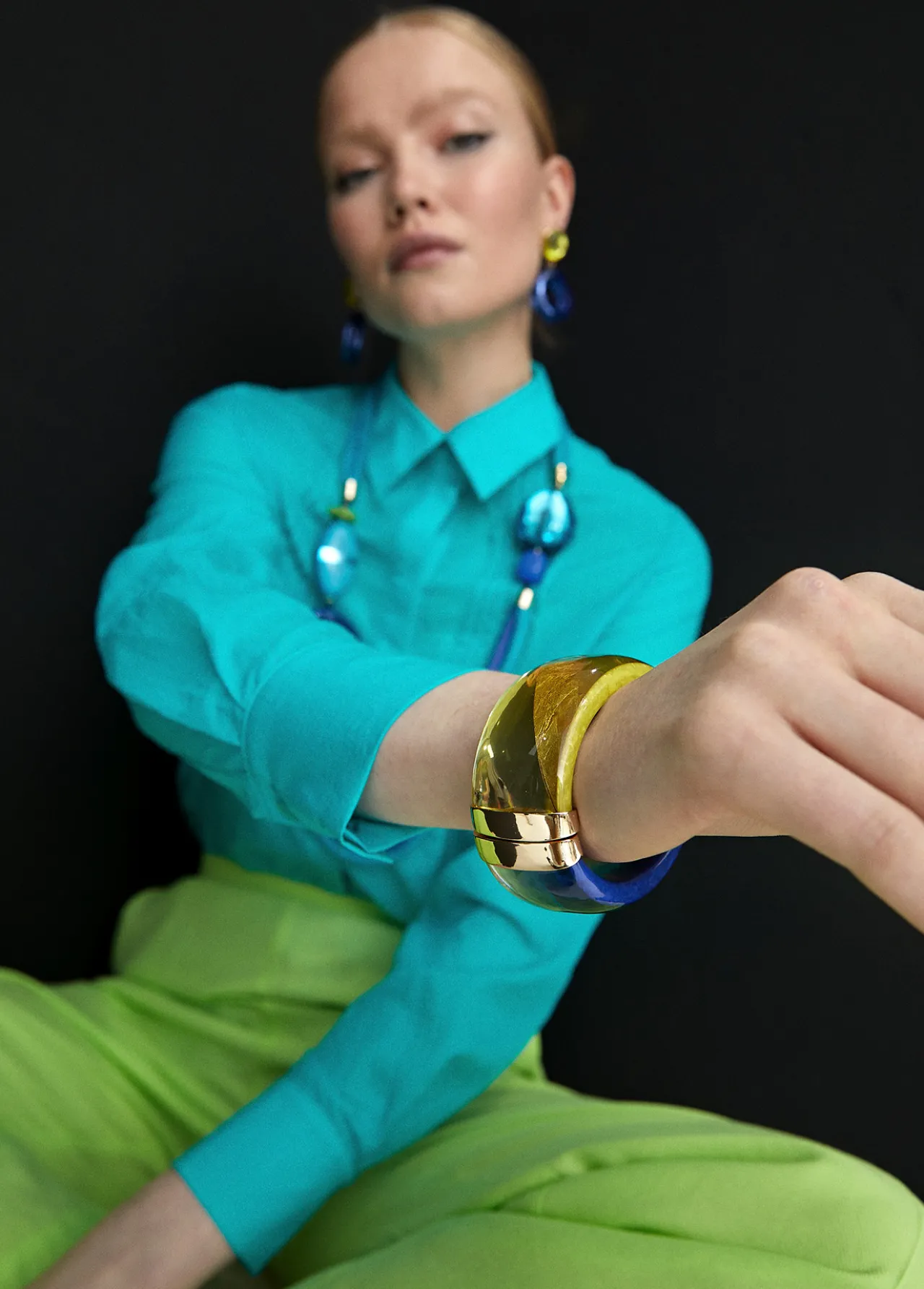 brazalete_rgido_colores_4.webp Lola Casademunt Bisuteria<Brazalete rígido colores LIMA
