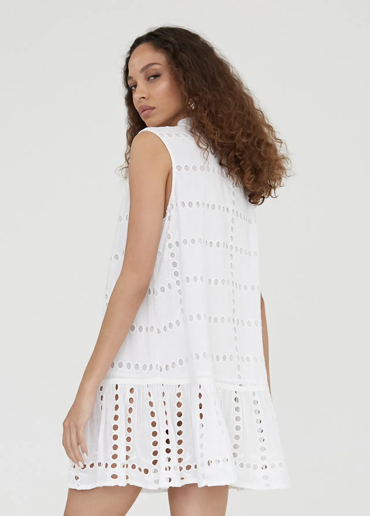 caftan_corto_bordado_2.webp Lola Casademunt Baño<Caftan corto bordado BLANCO