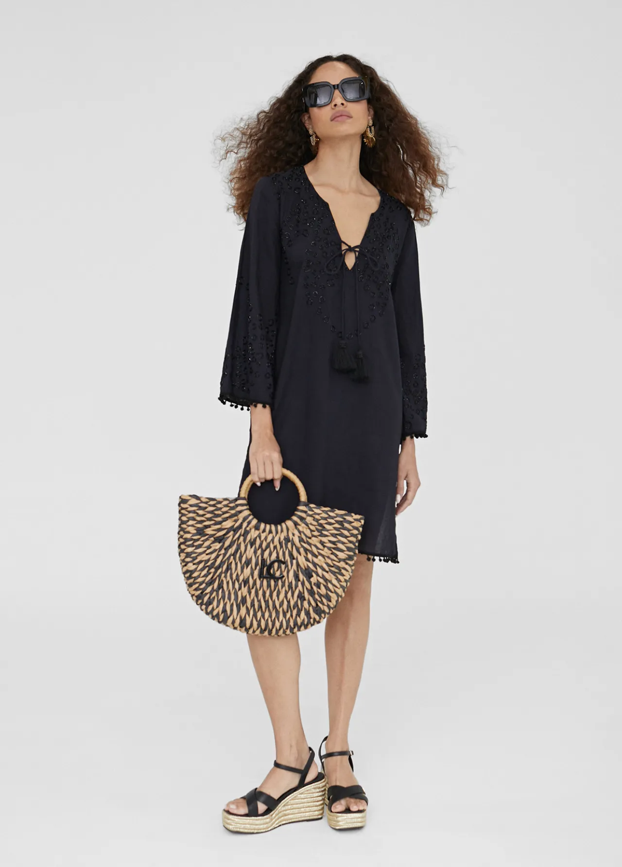 caftan_corto_con_bordado_1-1.webp Lola Casademunt Baño<Caftan corto con bordado NEGRO