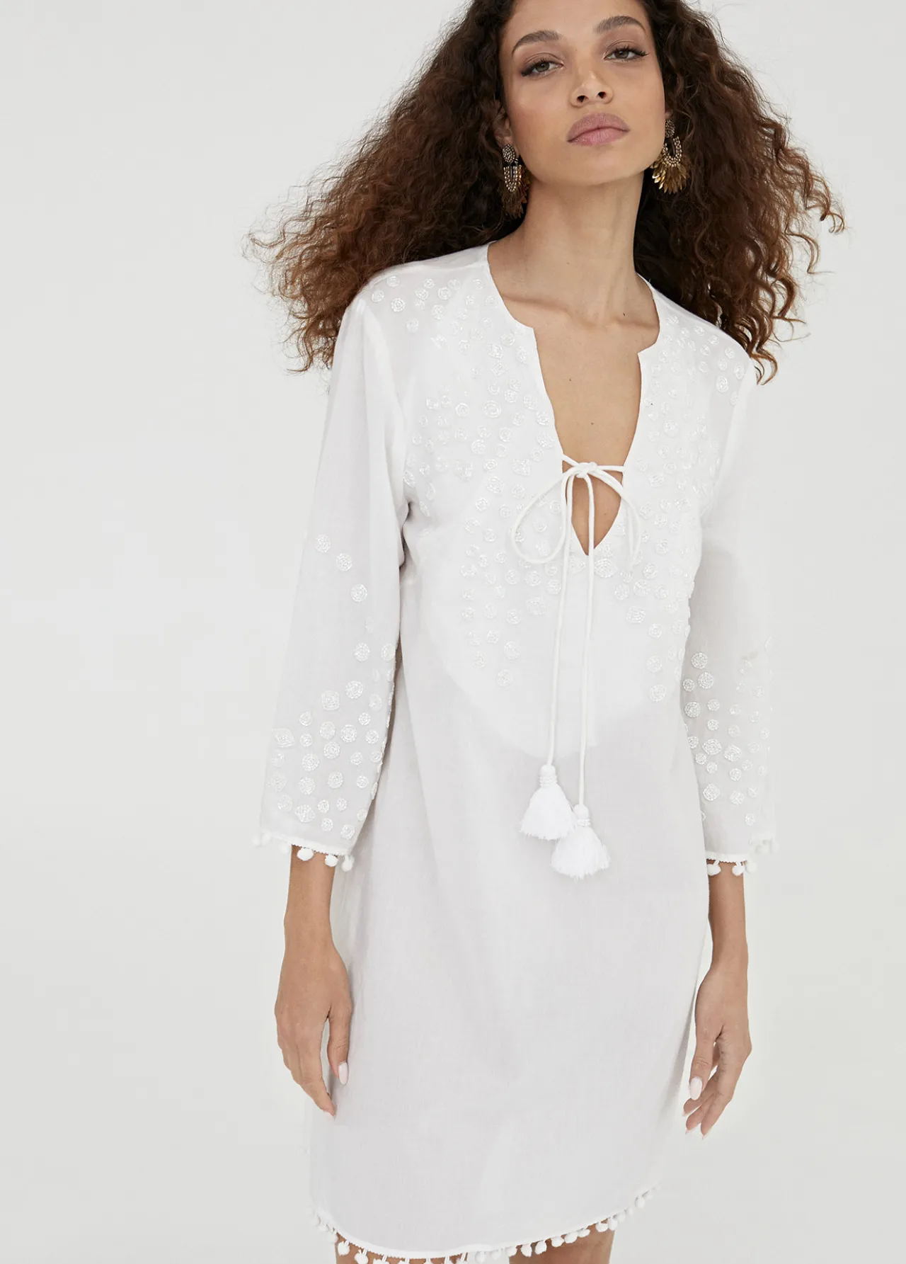 caftan_corto_con_bordado_1-2.webp Lola Casademunt Baño<Caftan corto con bordado NEGRO