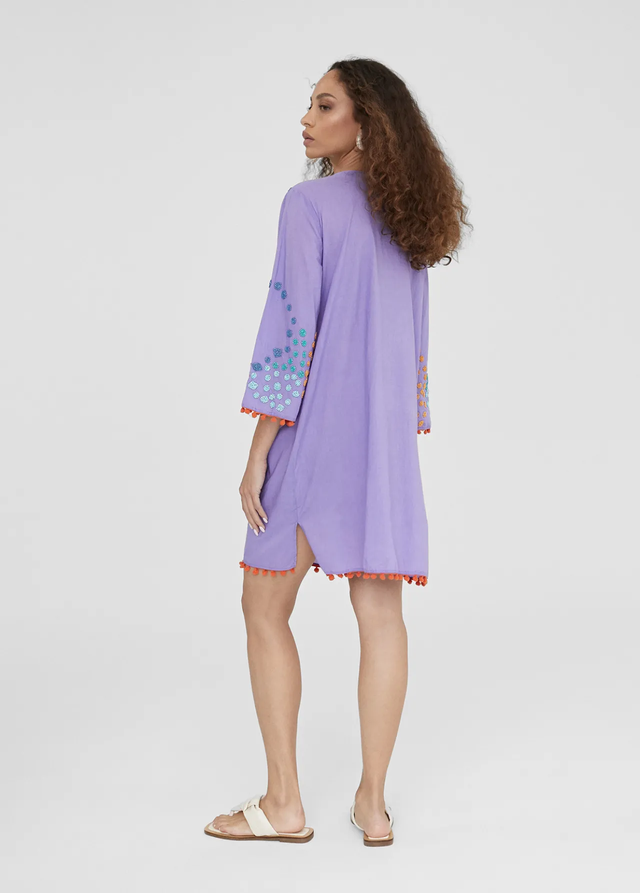 caftan_corto_con_bordado_3-3.webp Lola Casademunt Baño<Caftan corto con bordado NEGRO